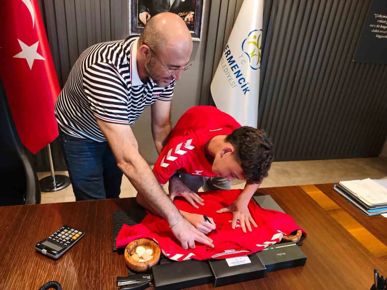 SAMSUNSPOR'A TRANSFER OLAN GENÇ FUTBOLCU KUZEY, GERMENCİK BELEDİYE BAŞKANI BURAK ZENCİRCİ'Yİ ZİYARET ETTİ. KUZEY'İN TRANSFER SONRASI ATTIĞI İLK İMZASINI FORMA ÜZERİNE ATARAK BAŞKAN ZENCİRCİ'YE HEDİYE ETMESİ İSE ZİYARETE AYRI BİR ANLAM KATTI.