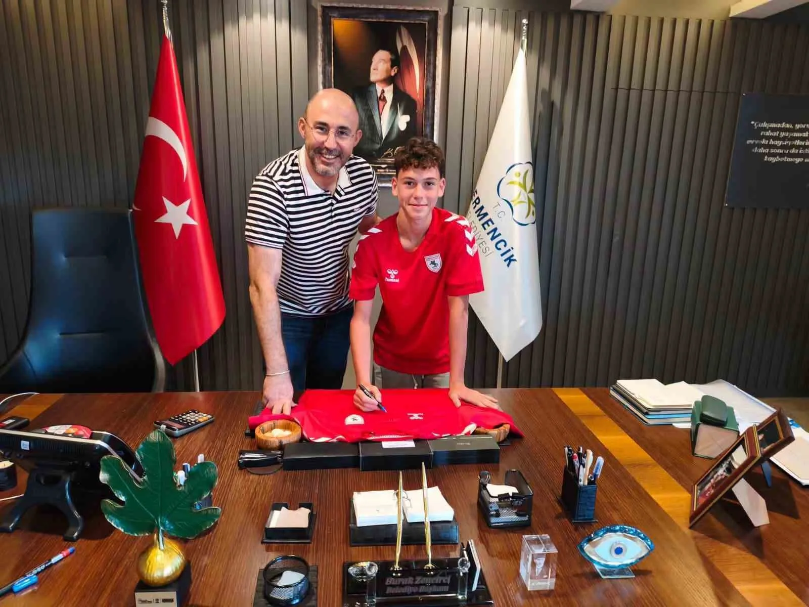 SAMSUNSPOR'A TRANSFER OLAN GENÇ FUTBOLCU KUZEY, GERMENCİK BELEDİYE BAŞKANI BURAK ZENCİRCİ'Yİ ZİYARET ETTİ. KUZEY'İN TRANSFER SONRASI ATTIĞI İLK İMZASINI FORMA ÜZERİNE ATARAK BAŞKAN ZENCİRCİ'YE HEDİYE ETMESİ İSE ZİYARETE AYRI BİR ANLAM KATTI.