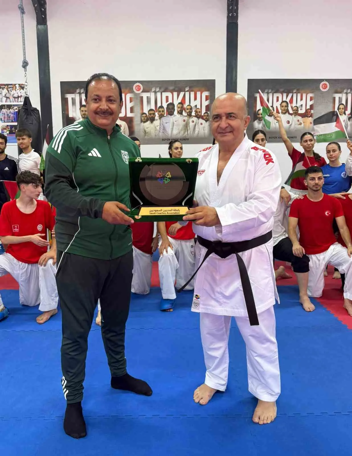 ANTRENMANIN ARDINDAN TÜRKİYE KARATE FEDERASYONU BAŞKANI ERCÜMENT TAŞDEMİR’E (SAĞDA), VERDİĞİ DESTEKLERDEN DOLAYI SUUDİ ARABİSTAN OLİMPİK KOMİTESİ ÜYESİ TARAFINDAN PLAKET TAKDİM EDİLDİ.