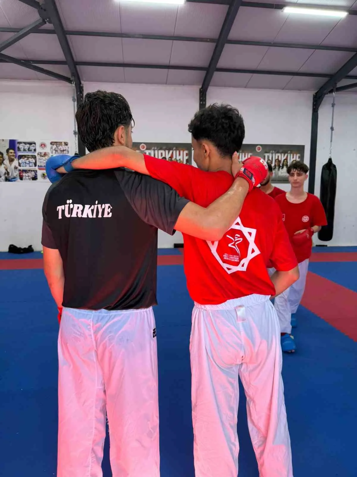 ULUSLARARASI TURKİSH OPEN KARATE TURNUVASI ÖNCESİNDE TÜRKİYE A MİLLİ KARATE TAKIMI, FİLİSTİN KARATE MİLLİ TAKIMI VE SUUDİ ARABİSTAN KARATE MİLLİ TAKIMI ORTAK ANTRENMANDA BİR ARAYA GELDİ.