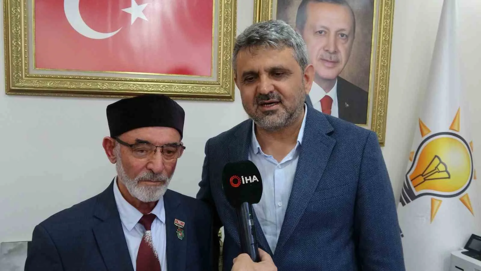 KARAKAYA, ŞİİRİNİ ERDOĞAN’A OKURKEN YAŞADIĞI MUTLULUĞU ANLATIRKEN, AK PARTİ PENDİK İLÇE BAŞKANI ÖZER SARIKAYA İSE KARAKAYA’NIN BU İSTEĞİNİN TEŞKİLATIN GİRİŞİMLERİYLE CUMHURBAŞKANI ERDOĞAN’A ULAŞTIRILDIĞINI İFADE ETTİ.