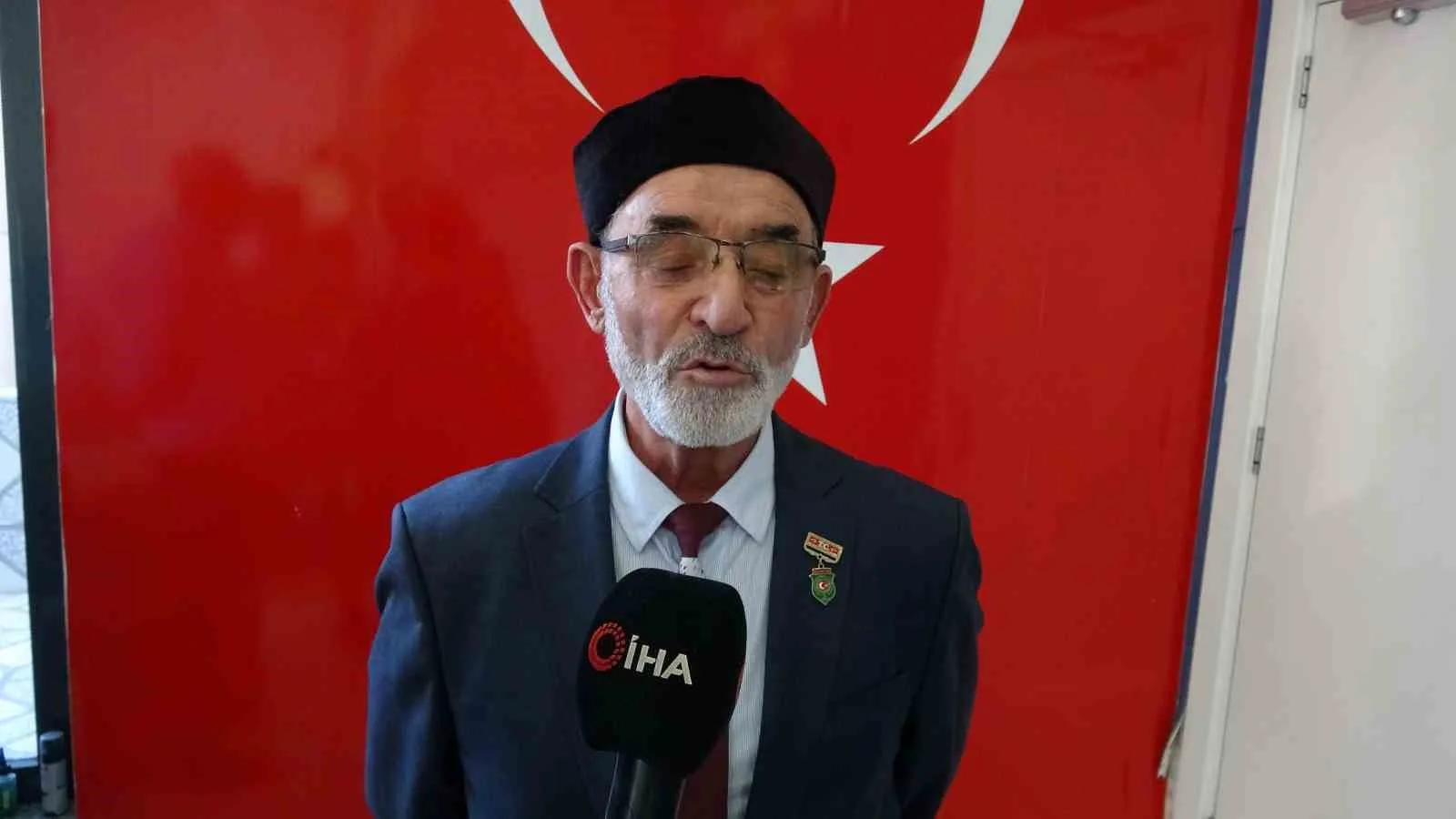 İSTANBUL’DA YAŞAYAN ŞEHİT BABASI FEVZİ KARAKAYA, ŞİİRİNİ ERDOĞAN’A OKURKEN YAŞADIĞI MUTLULUĞU ANLATTI