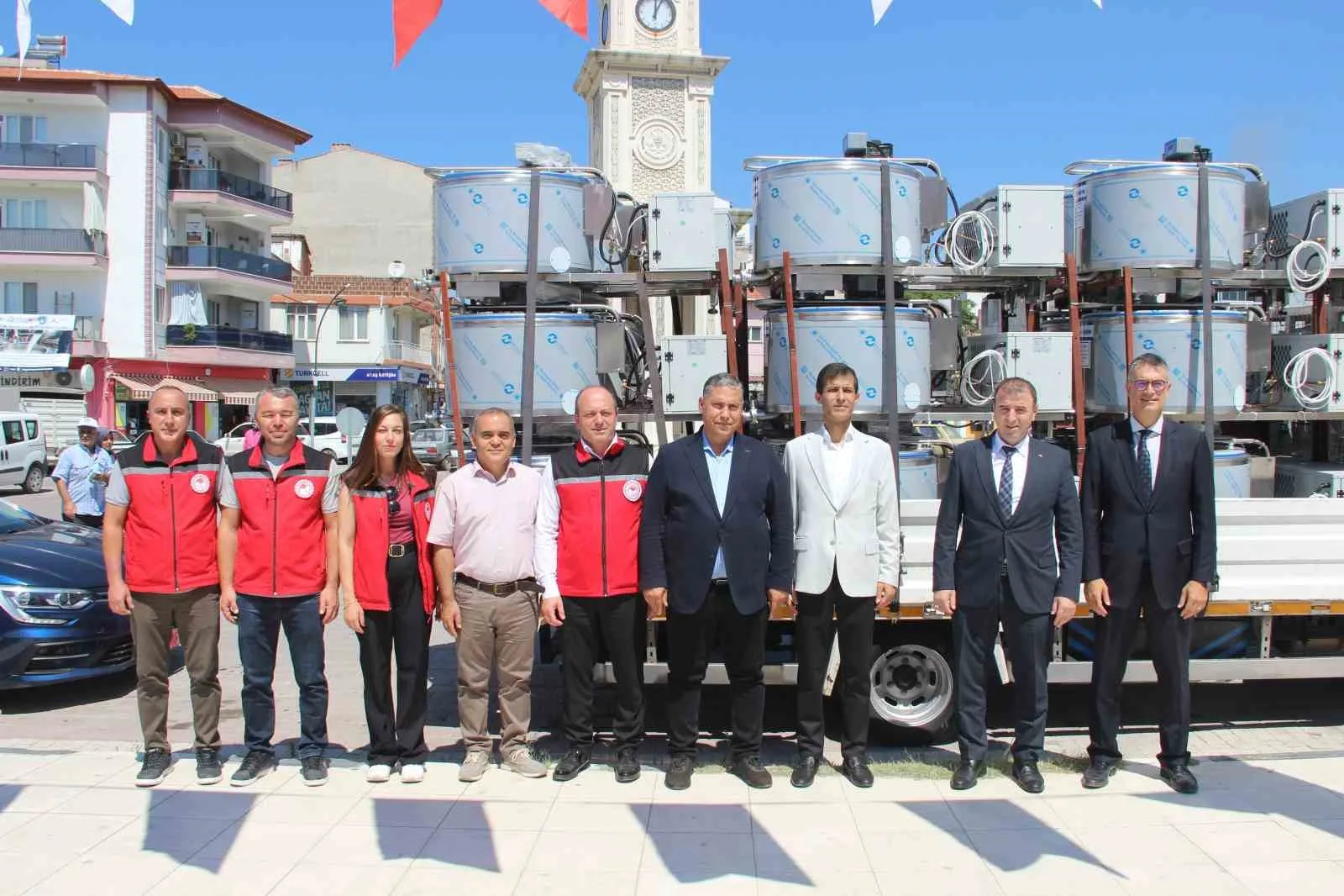 MANİSA’NIN SELENDİ İLÇESİNDE, SANAYİ VE TEKNOLOJİ BAKANLIĞI TARAFINDAN ZAFER KALKINMA AJANSI ARACILIĞIYLA DESTEKLENEN "BEYAZ GÜÇ: SELENDİ’NİN SÜT YOLU" PROJESİ KAPSAMINDA 113 KADIN ÜRETİCİYE SÜT SOĞUTMA TANKI DESTEĞİ SAĞLANDI. PROJEYLE SÜT ÜRETİMİNDE SOĞUK ZİNCİRİN GÜÇLENDİRİLMESİ VE ÜRETİCİLERİN ELDE ETTİĞİ ÜRÜNÜN DEĞERİNİN ARTIRILMASI HEDEFLENİYOR.