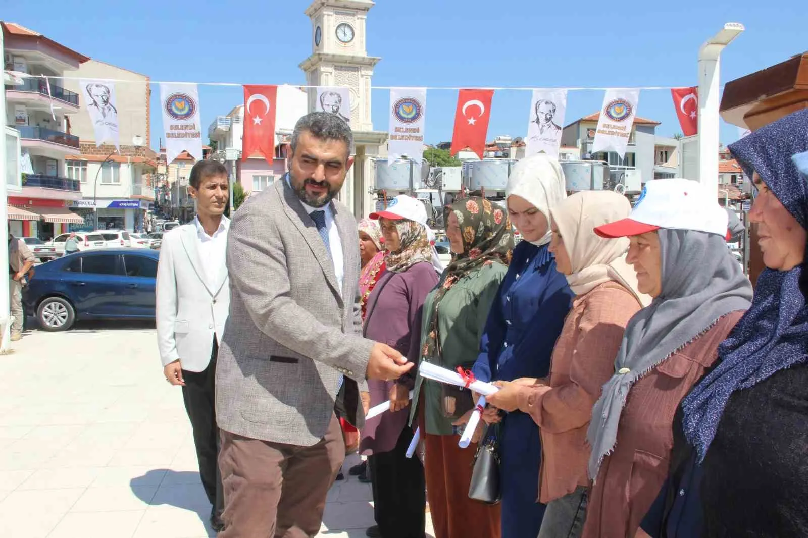 ZAFER KALKINMA AJANSI İZLEME DEĞERLENDİRME BİRİM BAŞKANI VAHİT AKYOL DA TÖRENE KATILARAK KADIN ÜRETİCİLERE SÖZLEŞMELERİNİ TAKDİM ETTİ.