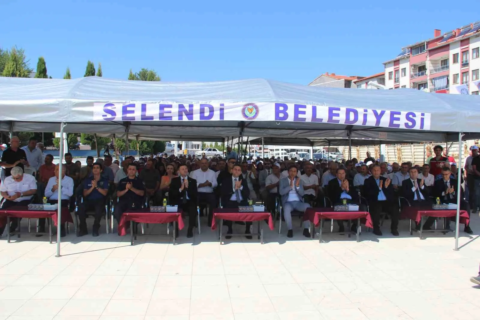 MANİSA’NIN SELENDİ İLÇESİNDE, SANAYİ VE TEKNOLOJİ BAKANLIĞI TARAFINDAN ZAFER KALKINMA AJANSI ARACILIĞIYLA DESTEKLENEN "BEYAZ GÜÇ: SELENDİ’NİN SÜT YOLU" PROJESİ KAPSAMINDA 113 KADIN ÜRETİCİYE SÜT SOĞUTMA TANKI DESTEĞİ SAĞLANDI. PROJEYLE SÜT ÜRETİMİNDE SOĞUK ZİNCİRİN GÜÇLENDİRİLMESİ VE ÜRETİCİLERİN ELDE ETTİĞİ ÜRÜNÜN DEĞERİNİN ARTIRILMASI HEDEFLENİYOR.