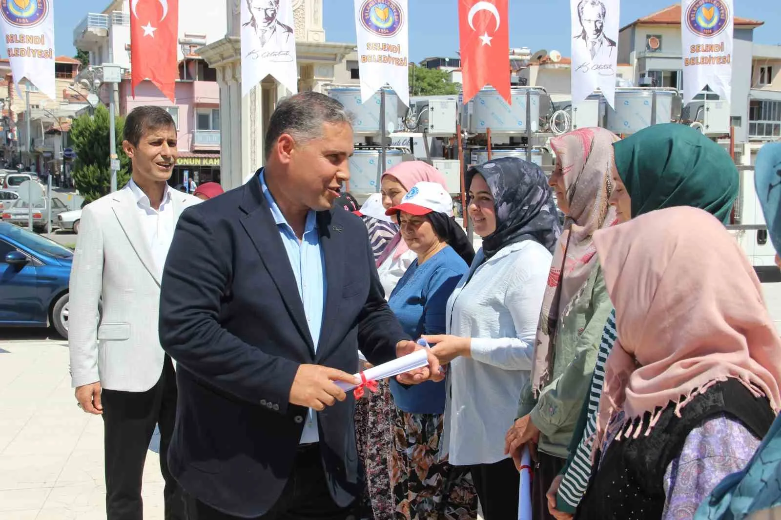 MANİSA TARIM VE ORMAN İL MÜDÜRÜ MURAT KARAYILAN İSE SELENDİ’DE HAYVANCILIĞIN DESTEKLENMESİNE YÖNELİK ÇALIŞMALAR YÜRÜTTÜKLERİNİ BELİRTEREK, SÜT SOĞUTMA TANKLARIYLA SÜT TOPLAMA ARAÇLARIYLA TOPLANAN SÜTLERİN SOĞUK ZİNCİRİNİN KORUNMASININ AMAÇLANDIĞINI İFADE ETTİ.
