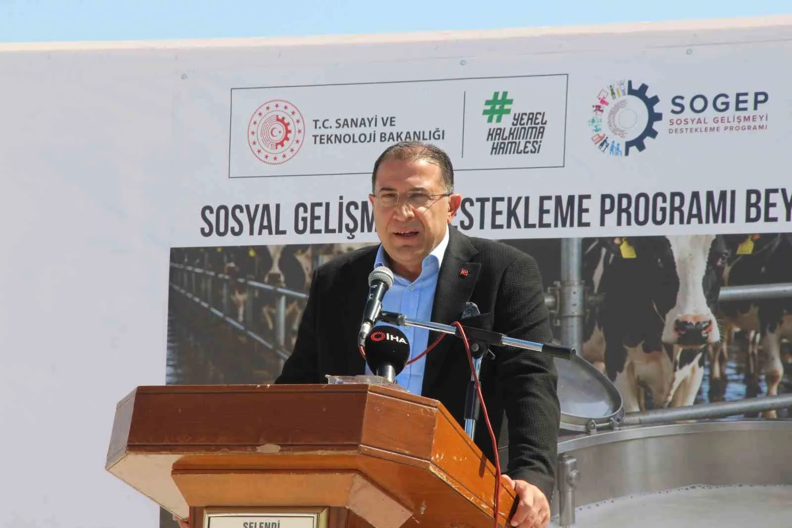 AK PARTİ MANİSA İL BAŞKANI SÜLEYMAN TURGUT DA GÜÇLÜ TÜRKİYE İÇİN GÜÇLÜ VE ÜRETEN KADINLARA İHTİYAÇ OLDUĞUNU BELİRTEREK, 113 KADIN ÜRETİCİNİN ÜRETTİĞİ SÜTÜN EN KALİTELİ ŞEKİLDE DEĞERLENDİRİLMESİNE YÖNELİK ÖNEMLİ BİR HİZMETİN HAYATA GEÇİRİLDİĞİNİ SÖYLEDİ.