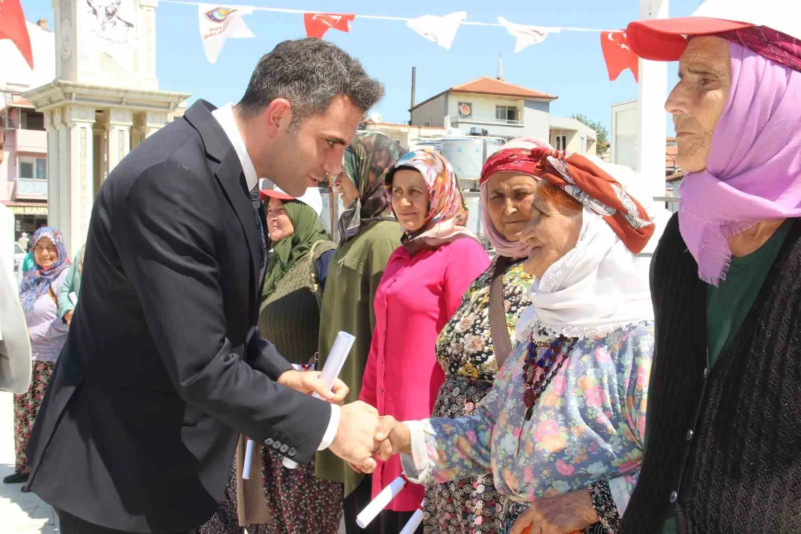 YAPILAN TÖRENİN SONUNDA 113 KADIN ÜRETİCİLERE SÖZLEŞMELERİ TAKDİM EDİLDİ.