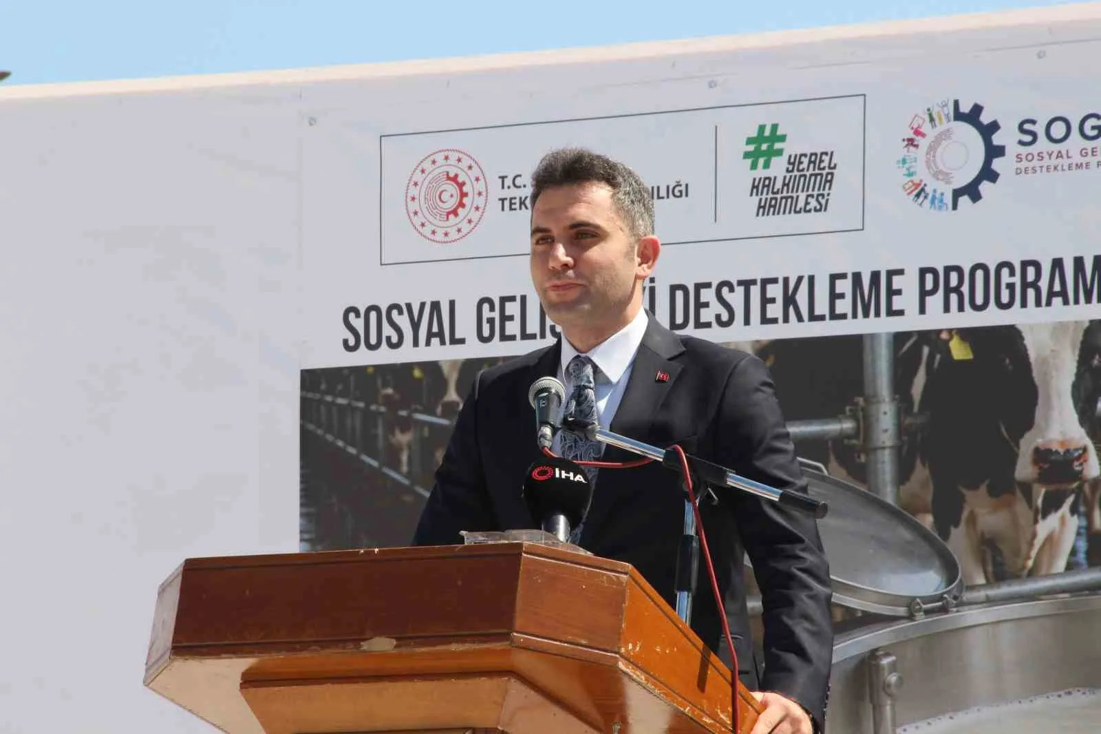 SELENDİ KAYMAKAMI MÜCAHİT ENES YILDIZ DA TARIM VE HAYVANCILIĞIN İLÇE EKONOMİSİNDE ÖNEMLİ BİR YERE SAHİP OLDUĞUNU BELİRTEREK, ÜRETİCİLERİN EMEĞİNİN KARŞILIĞINI ALABİLMESİ, SÜTÜN KALİTESİNİN KORUNMASI VE EKONOMİK DEĞERİNİN ARTIRILMASININ KIRSAL KALKINMA AÇISINDAN BÜYÜK ÖNEM TAŞIDIĞINI SÖYLEDİ.