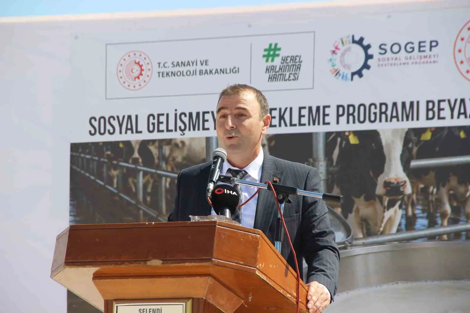 TÜRKİYE SÜT ÜRETİCİLERİ MERKEZ BİRLİĞİ GENEL BAŞKAN YARDIMCISI CİHAT ŞİMŞEK DE PROJENİN HAYATA GEÇİRİLMESİNDE EMEĞİ GEÇEN KURUMLARA TEŞEKKÜR EDEREK, ÜRETİMİN TEMELİNDE KADINLARIN ÖNEMLİ BİR YERE SAHİP OLDUĞUNU VURGULAYARAK ŞUNLARI SÖYLEDİ: "UZUN ZAMANDAN BERİ DE SÜT BİRLİKLERİ OLARAK KULLANDIĞIMIZ BİR SLOGAN VAR. SÜT BİZİM İŞİMİZ. ÜRETEN İNSANLAR OLARAK, ÜRETİCİLER OLARAK VE BU ÜRETİMİN EN TEMEL BAŞLANGIÇ NOKTASI DA KADINLARIMIZ." DİYE KONUŞTU.