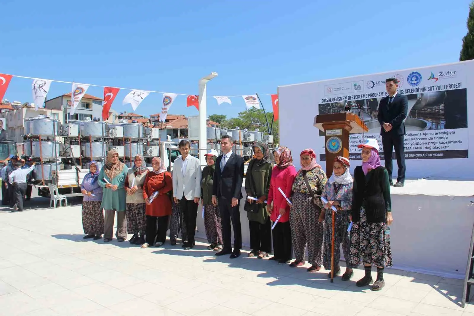 MANİSA’NIN SELENDİ İLÇESİNDE, SANAYİ VE TEKNOLOJİ BAKANLIĞI TARAFINDAN ZAFER KALKINMA AJANSI ARACILIĞIYLA DESTEKLENEN "BEYAZ GÜÇ: SELENDİ’NİN SÜT YOLU" PROJESİ KAPSAMINDA 113 KADIN ÜRETİCİYE SÜT SOĞUTMA TANKI DESTEĞİ SAĞLANDI. PROJEYLE SÜT ÜRETİMİNDE SOĞUK ZİNCİRİN GÜÇLENDİRİLMESİ VE ÜRETİCİLERİN ELDE ETTİĞİ ÜRÜNÜN DEĞERİNİN ARTIRILMASI HEDEFLENİYOR.