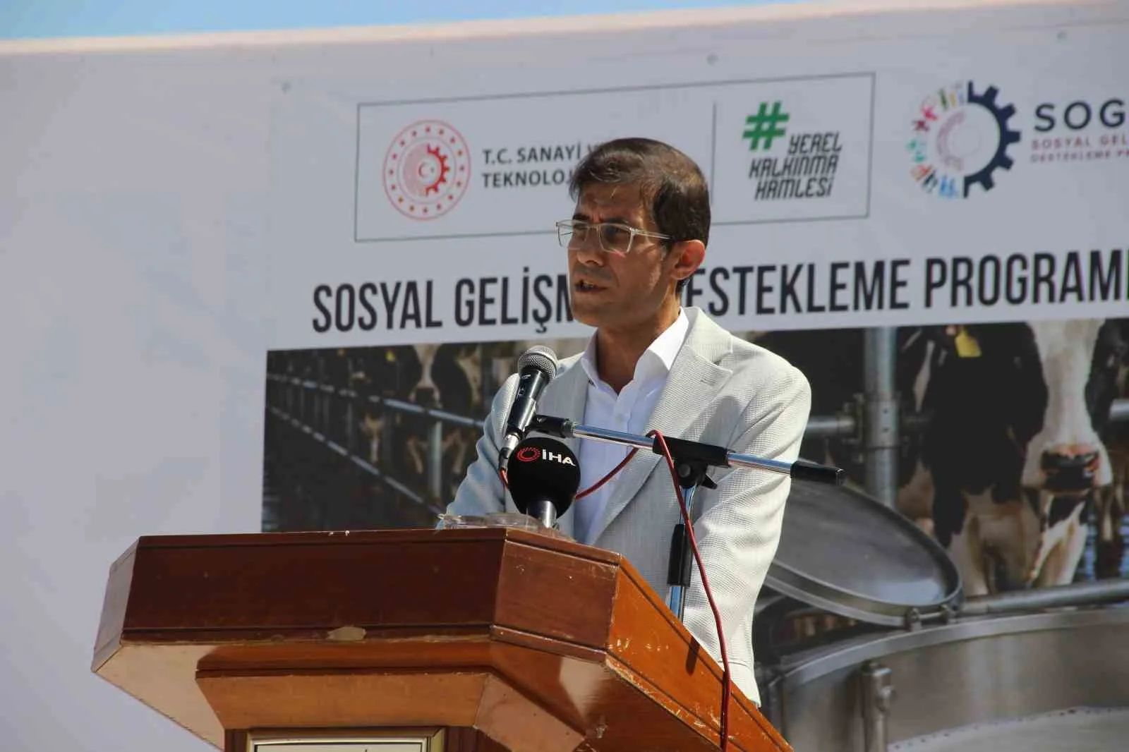 SELENDİ SÜT ÜRETİCİLERİ BİRLİĞİ BAŞKANI MUHAMMED HADİ DİLEK, KALİTELİ SÜT ÜRETMENİN YANI SIRA SAĞIM SONRASINDA SÜTÜN KALİTESİNİN KORUNMASININ DA BÜYÜK ÖNEM TAŞIDIĞINI BELİRTEREK, SÜT SOĞUTMA TANKLARIYLA SOĞUK ZİNCİRİ GÜÇLENDİRMEYİ VE ÜRETİCİLERİN SÜTÜNÜ DAHA DEĞERLİ HALE GETİRMEYİ AMAÇLADIKLARINI SÖYLEDİ.