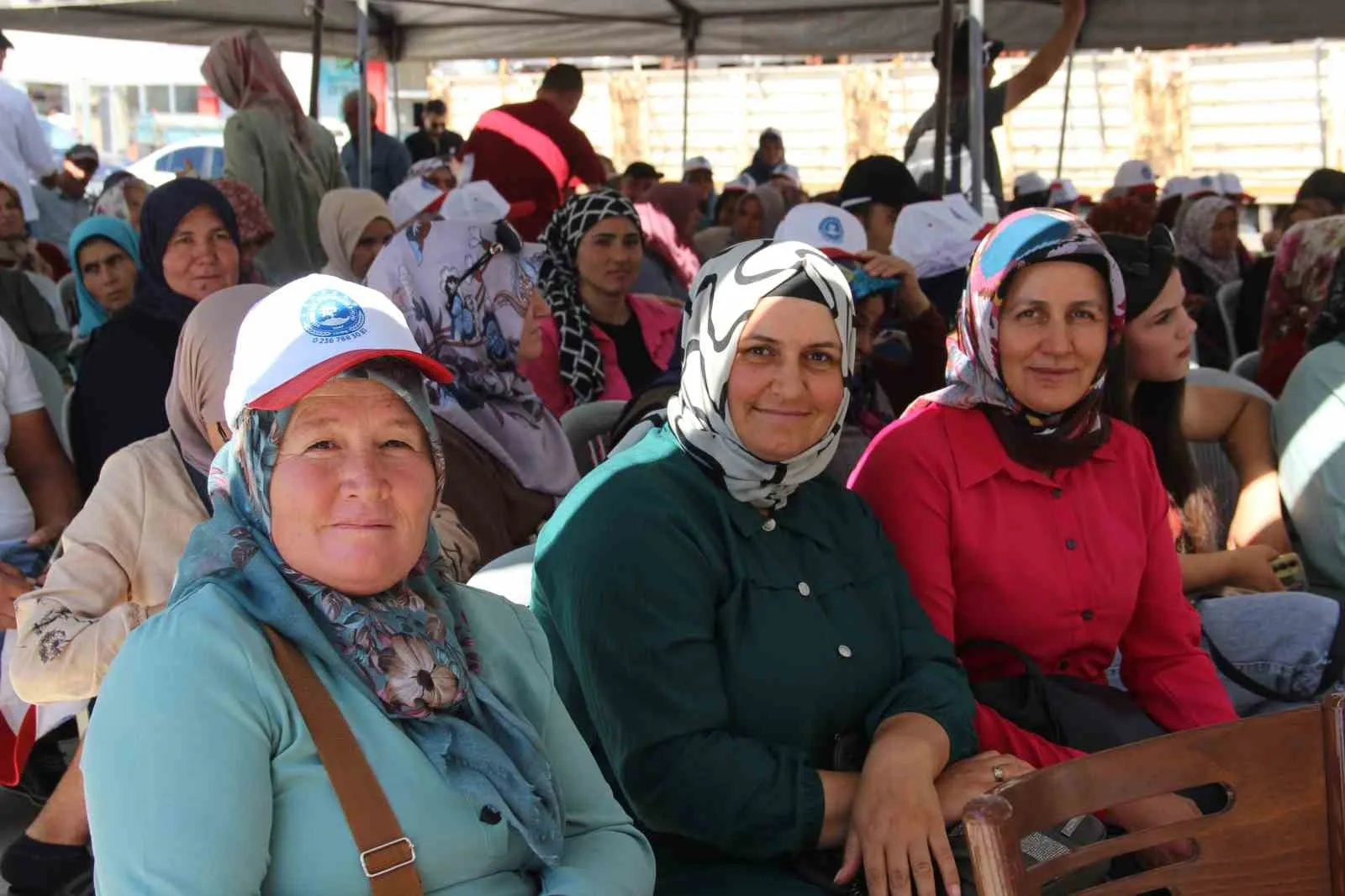 MANİSA’NIN SELENDİ İLÇESİNDE, SANAYİ VE TEKNOLOJİ BAKANLIĞI TARAFINDAN ZAFER KALKINMA AJANSI ARACILIĞIYLA DESTEKLENEN "BEYAZ GÜÇ: SELENDİ’NİN SÜT YOLU" PROJESİ KAPSAMINDA 113 KADIN ÜRETİCİYE SÜT SOĞUTMA TANKI DESTEĞİ SAĞLANDI. PROJEYLE SÜT ÜRETİMİNDE SOĞUK ZİNCİRİN GÜÇLENDİRİLMESİ VE ÜRETİCİLERİN ELDE ETTİĞİ ÜRÜNÜN DEĞERİNİN ARTIRILMASI HEDEFLENİYOR.