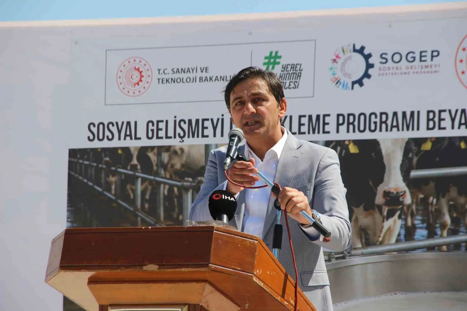 SELENDİ BELEDİYE BAŞKANI MURAT DABAN İSE SÜT SOĞUTMA TANKLARININ İLÇEYE KAZANDIRILMASININ CİDDİ BİR EMEĞİN SONUCU OLDUĞUNU BELİRTEREK, ÜRETİCİLERİN GÜÇLENMESİNİN SELENDİ EKONOMİSİNİN DE GÜÇLENMESİ ANLAMINA GELDİĞİNİ İFADE ETTİ. DABAN, İLÇENİN TARIM VE HAYVANCILIĞINI DAHA İLERİYE TAŞIMAK İÇİN ÇALIŞMALARIN SÜRDÜRÜLECEĞİNİ KAYDETTİ.