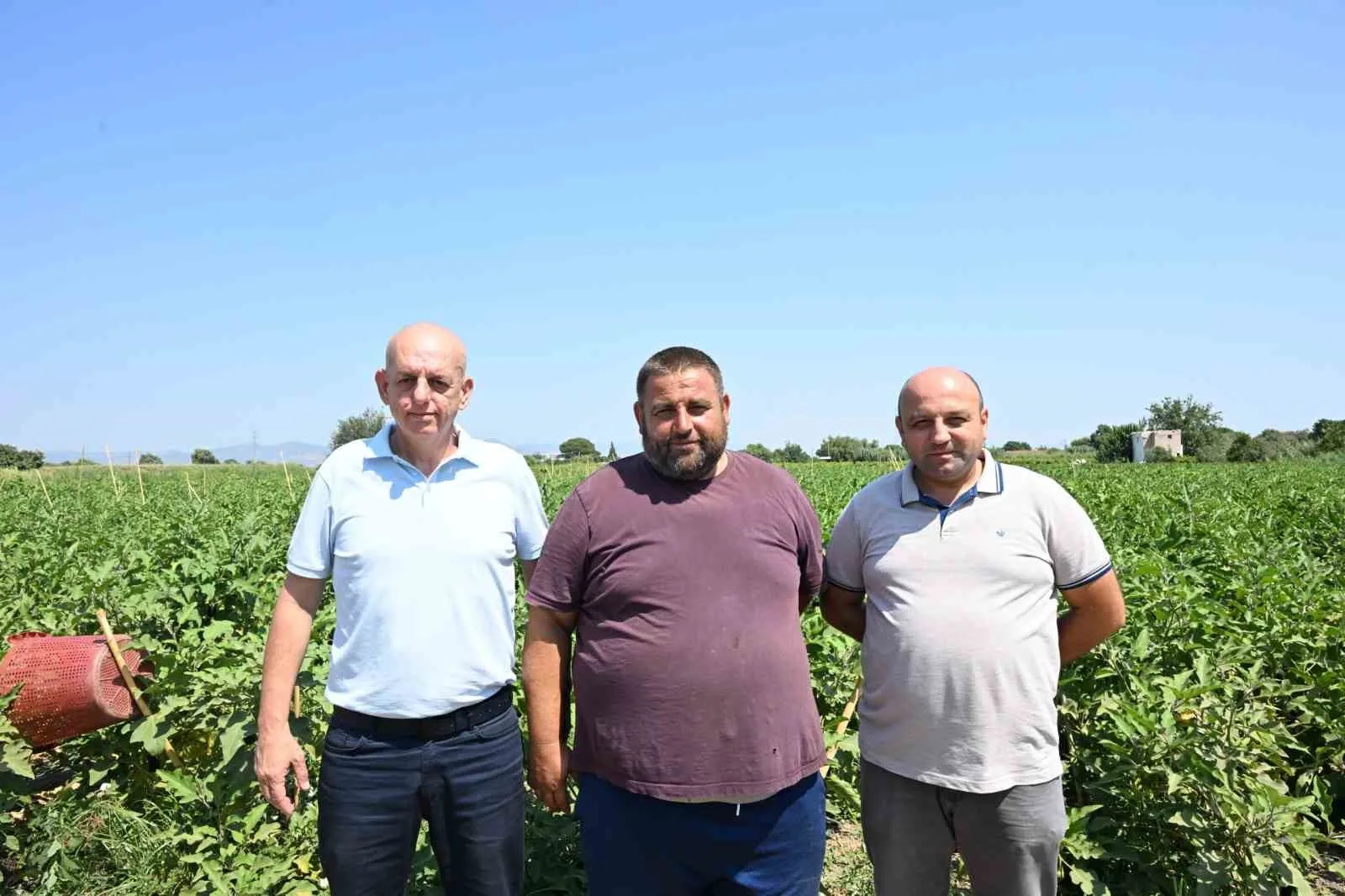 ÇALIŞMALARI SAHADA TAKİP EDEN KIRSAL HİZMETLER DAİRESİ ZİRAAT MÜHENDİSİ AHMET KINALI (SOLDAKİ) DA ÜRETİCİNİN TALEBİ DOĞRULTUSUNDA HIZLI ŞEKİLDE HAREKETE GEÇİLDİĞİNİ SÖYLEDİ.