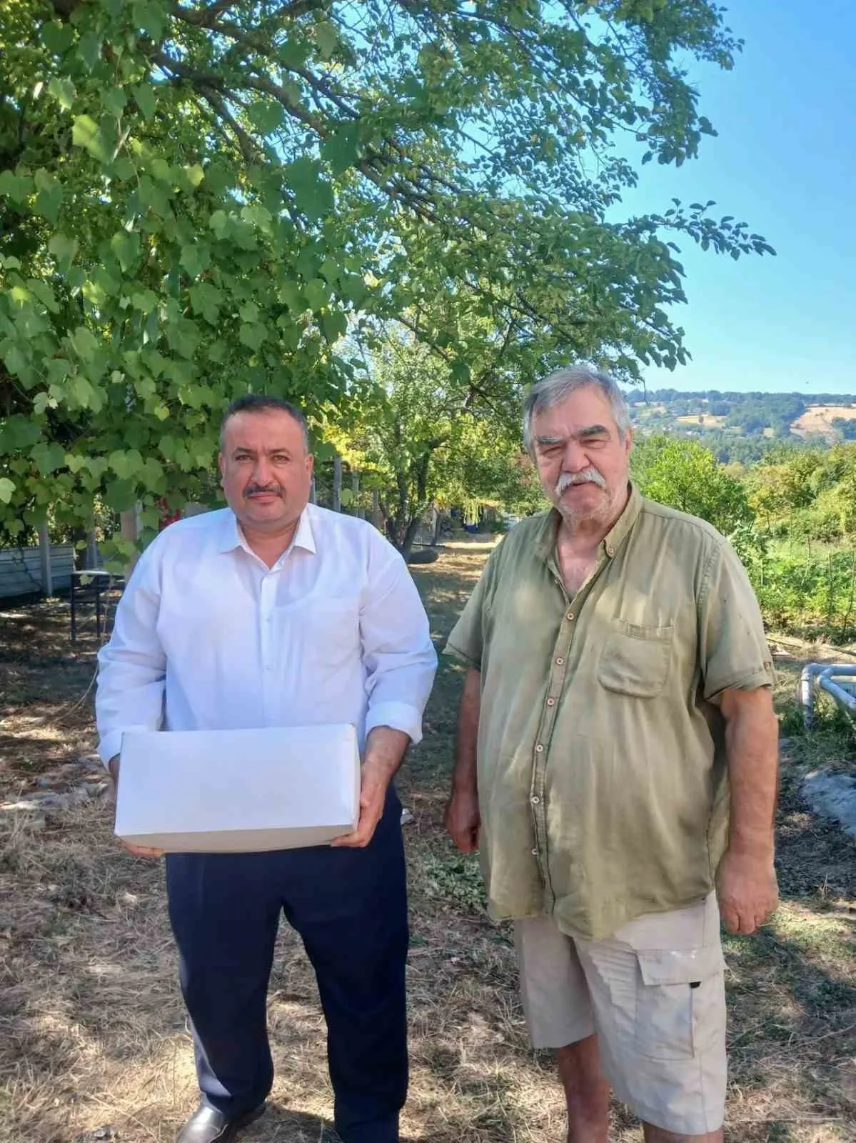 SİNOPLU EMEKLİ AKADEMİSYEN PROF. DR. EMİN KURU, KARABUĞDAY ÜRETİMİNE YÖNELİK İLGİNİN HER GEÇEN GÜN ARTTIĞINI BELİRTEREK, EKİM YAPMAK İSTEYEN VATANDAŞLARA TOHUM DESTEĞİ SAĞLADIĞINI VE ELDE EDİLEN ÜRÜNLERİ UN YAPTIRARAK DEĞERLENDİRDİĞİNİ AÇIKLADI.