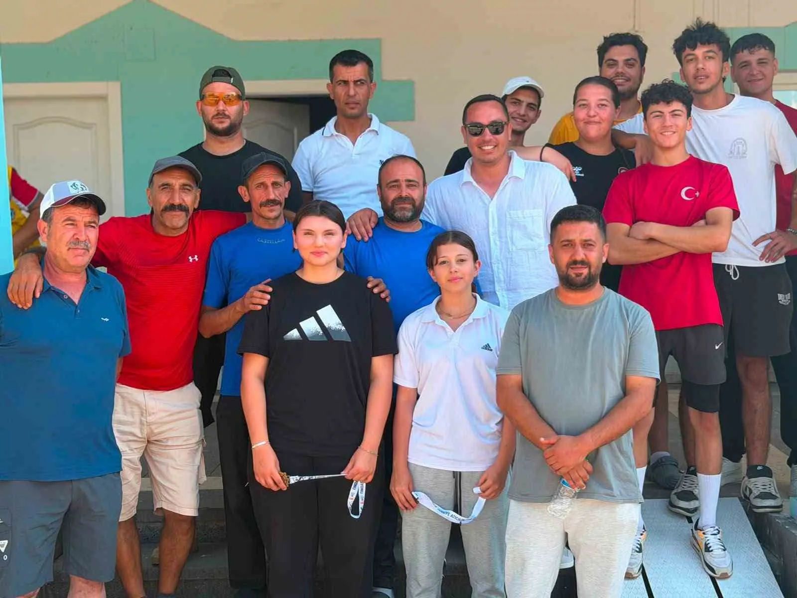 SİVASLI ATICILAR, KAHRAMANMARAŞ’TA DÜZENLENEN TRAP ATICILIK 3. BÖLGESEL YAZ KUPASI’NDA ÖNEMLİ BİR BAŞARIYA İMZA ATTI. ORGANİZASYONA KATILAN SİVASLI SPORCULAR, KENTE 3 MADALYA İLE DÖNMEYİ BAŞARDI.