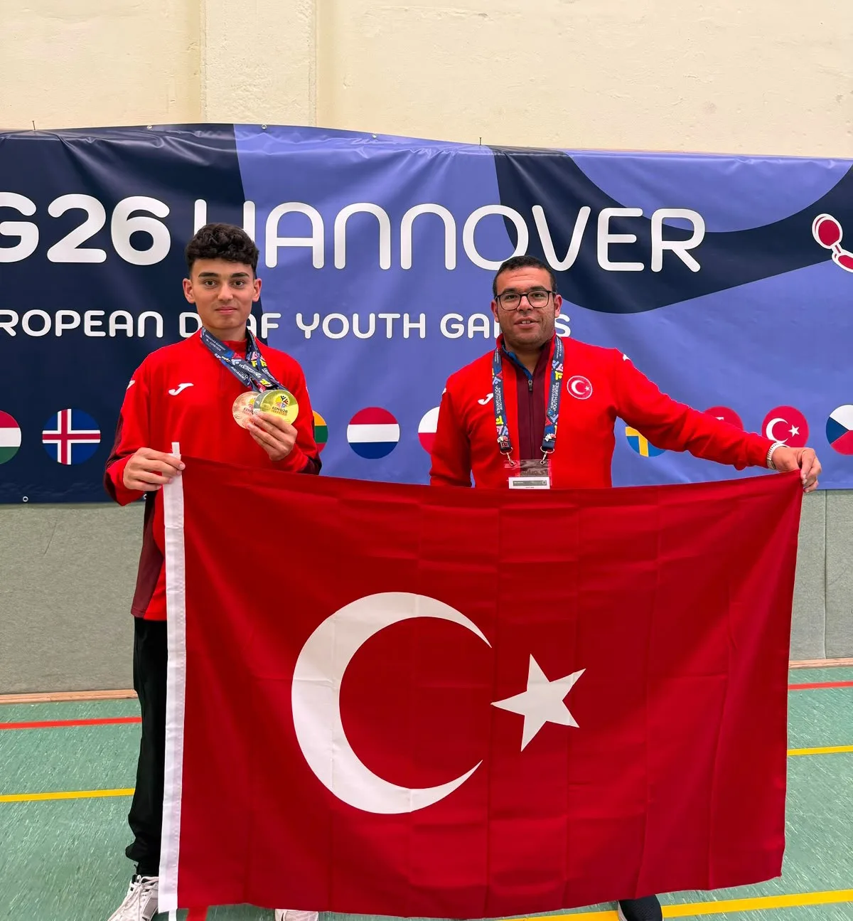 MİLLİ SPORCU EBUBEKİR İNCE (SOLDA), MASA TENİSİNDE KAZANDIĞI 3 MADALYA İLE BÜYÜK BİR BAŞARIYA İMZA ATTI.