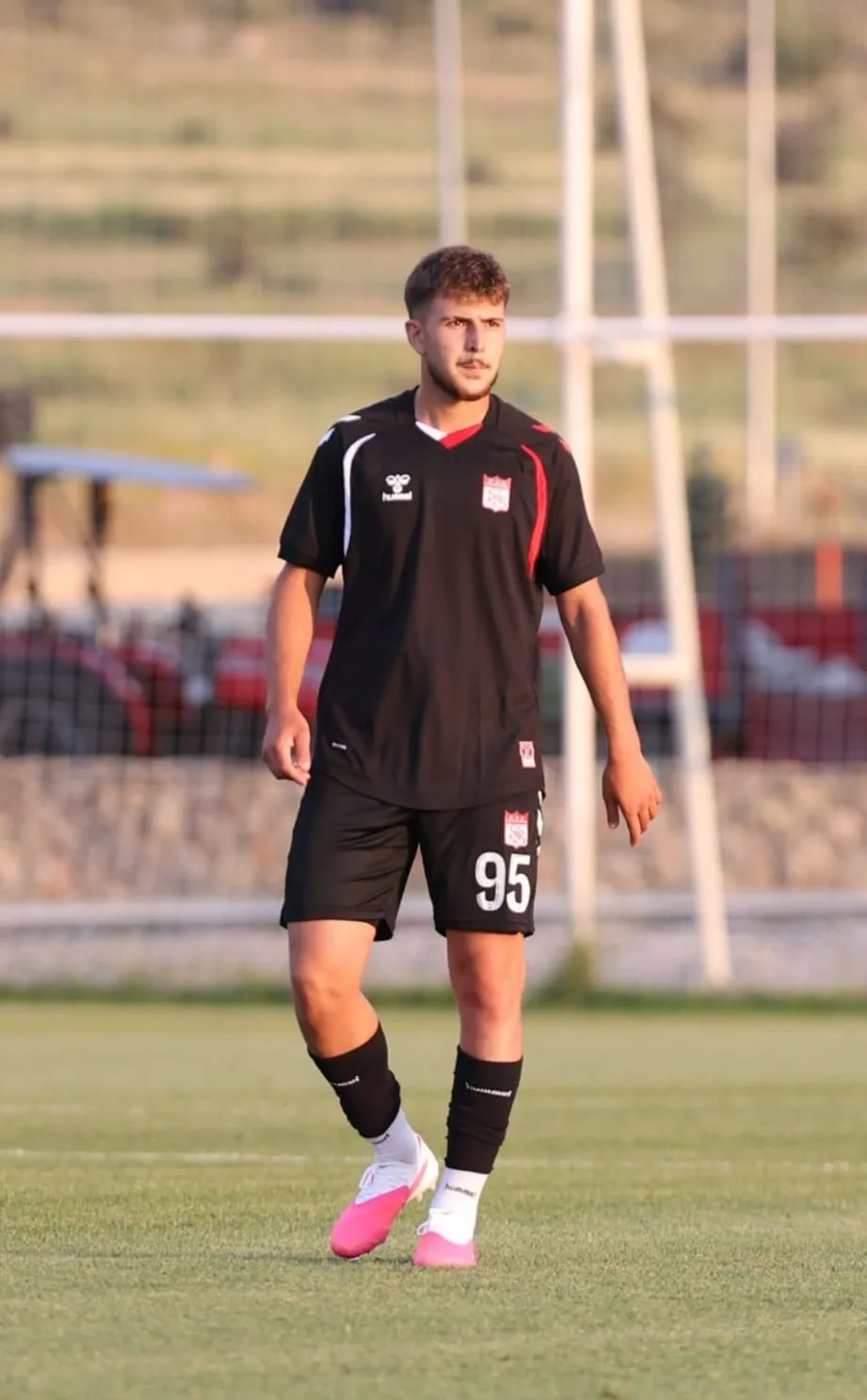 SİVASSPOR, ALTYAPISINDA UZUN YILLARDIR FORMA GİYEN 2007 DOĞUMLU AYBERK SELVİLİ İLE 3 YILLIK PROFESYONEL SÖZLEŞME İMZALADI