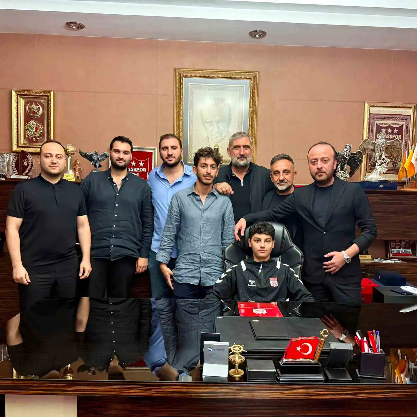 SİVASSPOR’UN U15 ALTYAPI OYUNCUSU BURAK ŞAHİN VE SİVASSPOR KULÜBÜ YÖNETİM KURULU ÜYELERİ