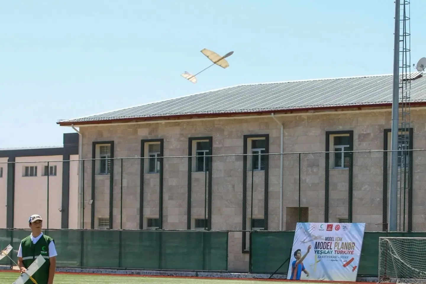 SİVAS’TA DÜZENLENEN MODEL UÇAK-MODEL PLANÖR YEŞİLAY TÜRKİYE ŞAMPİYONASI, AÇILIŞ SEREMONİSİNİN ARDINDAN 4 EYLÜL SPOR VADİSİ FUTBOL SAHALARI’NDA BAŞLADI.