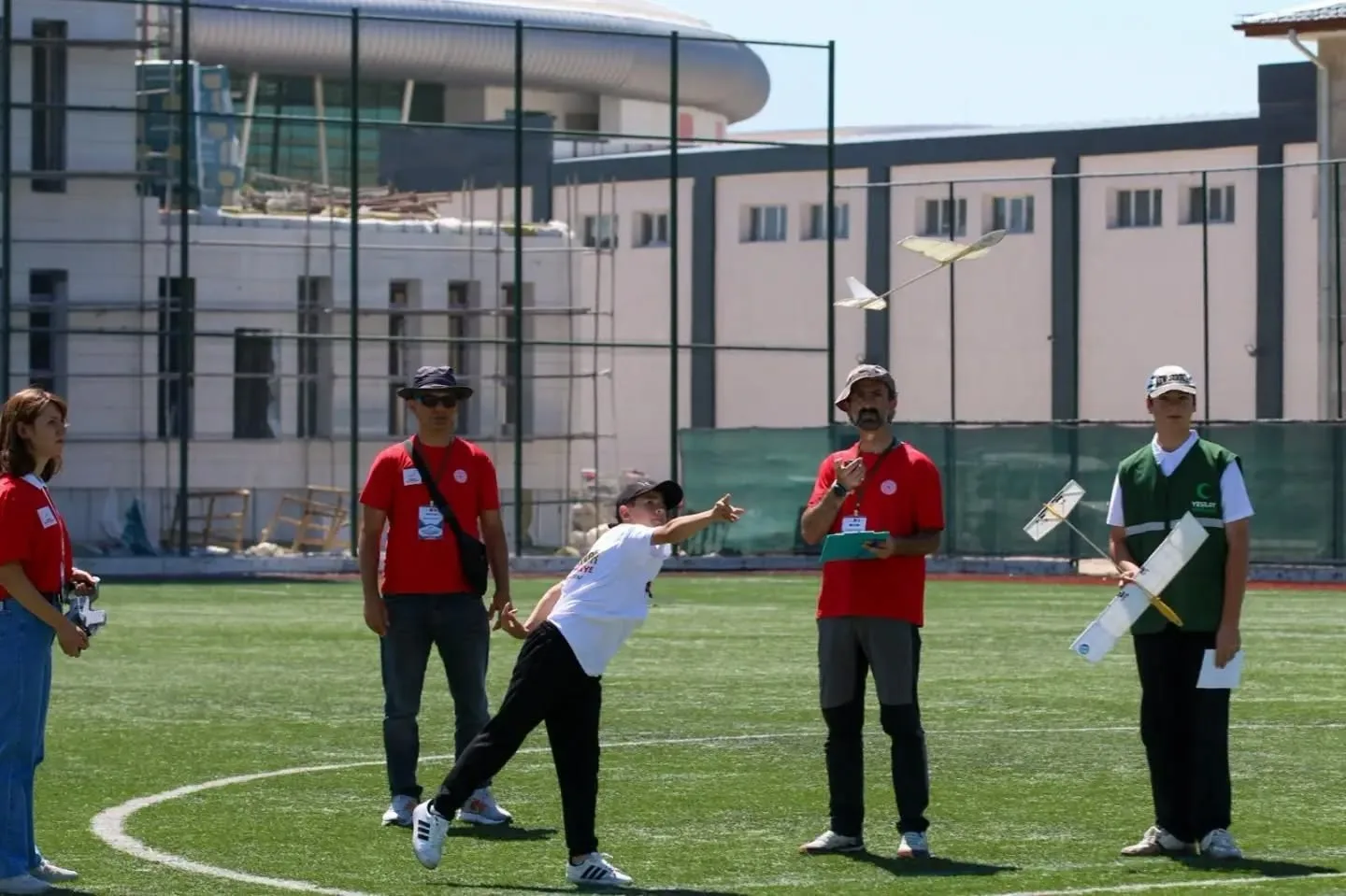 SİVAS’TA DÜZENLENEN MODEL UÇAK-MODEL PLANÖR YEŞİLAY TÜRKİYE ŞAMPİYONASI, AÇILIŞ SEREMONİSİNİN ARDINDAN 4 EYLÜL SPOR VADİSİ FUTBOL SAHALARI’NDA BAŞLADI.