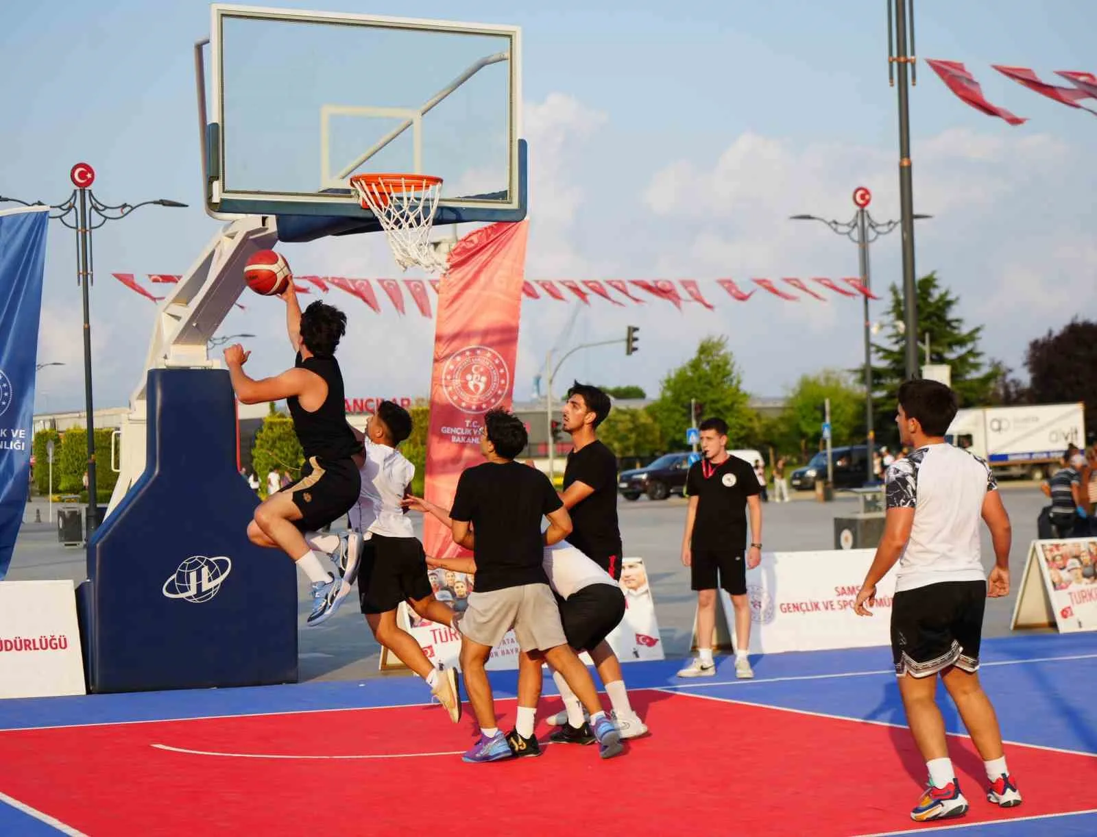 SAMSUN’DA GENÇLİK VE SPOR FESTİVALİ KAPSAMINDA DÜZENLENEN 3X3 BASKETBOL TURNUVASI’NDA TAKIMLARIN MÜCADELESİ NEFES KESTİ.