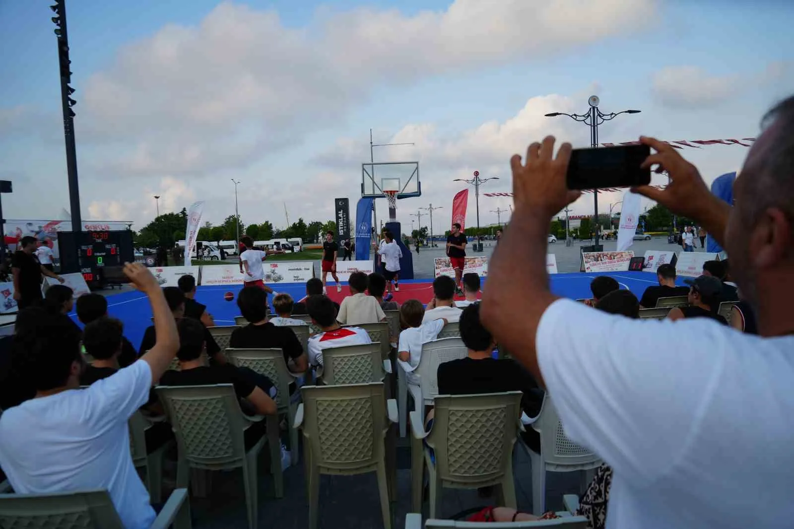 SAMSUN’DA GENÇLİK VE SPOR FESTİVALİ KAPSAMINDA DÜZENLENEN 3X3 BASKETBOL TURNUVASI’NDA TAKIMLARIN MÜCADELESİ NEFES KESTİ.