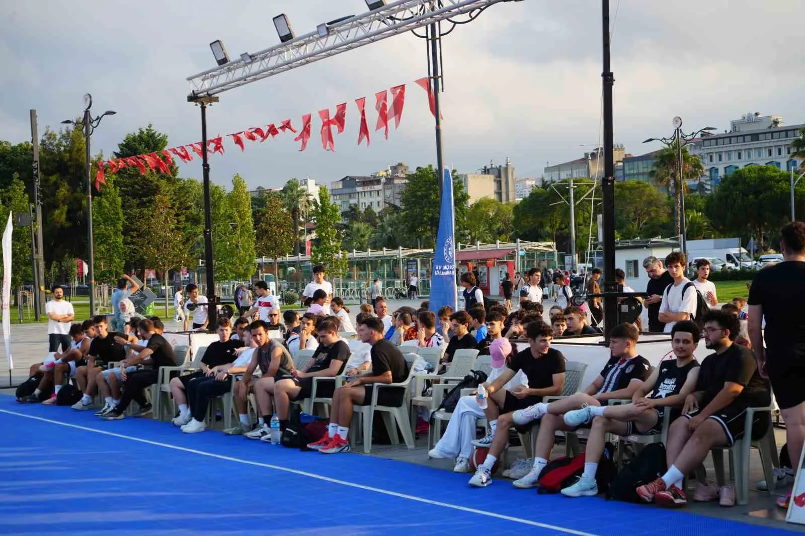 SAMSUN’DA GENÇLİK VE SPOR FESTİVALİ KAPSAMINDA DÜZENLENEN 3X3 BASKETBOL TURNUVASI’NDA TAKIMLARIN MÜCADELESİ NEFES KESTİ.