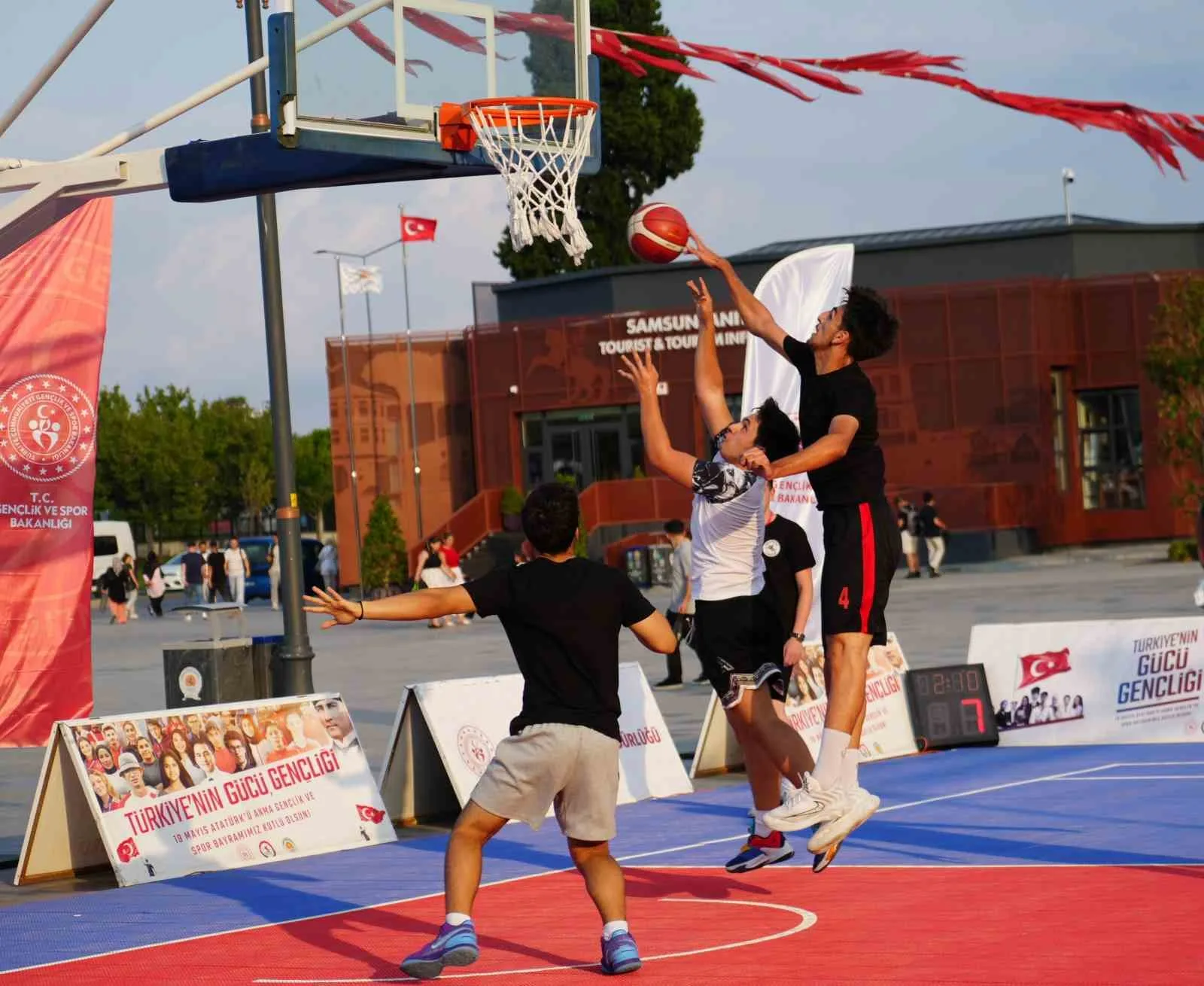 SAMSUN’DA GENÇLİK VE SPOR FESTİVALİ KAPSAMINDA DÜZENLENEN 3X3 BASKETBOL TURNUVASI’NDA TAKIMLARIN MÜCADELESİ NEFES KESTİ.