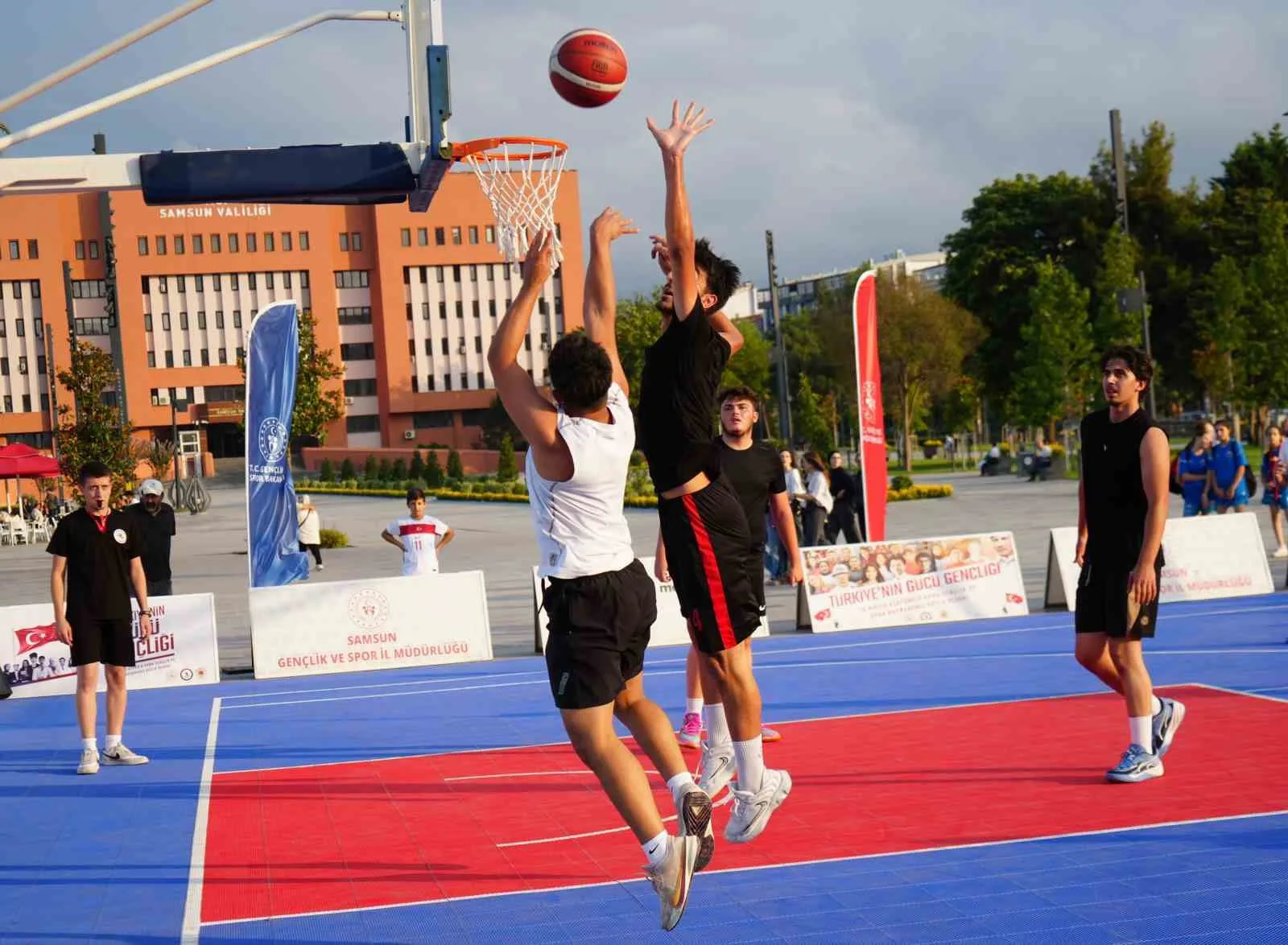 SAMSUN’DA GENÇLİK VE SPOR FESTİVALİ KAPSAMINDA DÜZENLENEN 3X3 BASKETBOL TURNUVASI’NDA TAKIMLARIN MÜCADELESİ NEFES KESTİ.