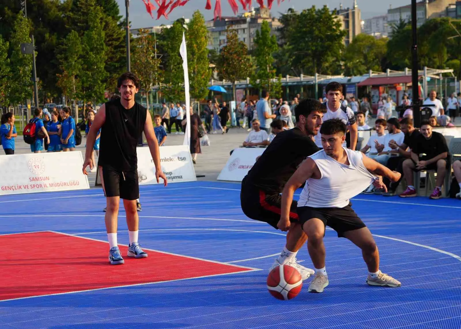 SAMSUN’DA GENÇLİK VE SPOR FESTİVALİ KAPSAMINDA DÜZENLENEN 3X3 BASKETBOL TURNUVASI’NDA TAKIMLARIN MÜCADELESİ NEFES KESTİ.