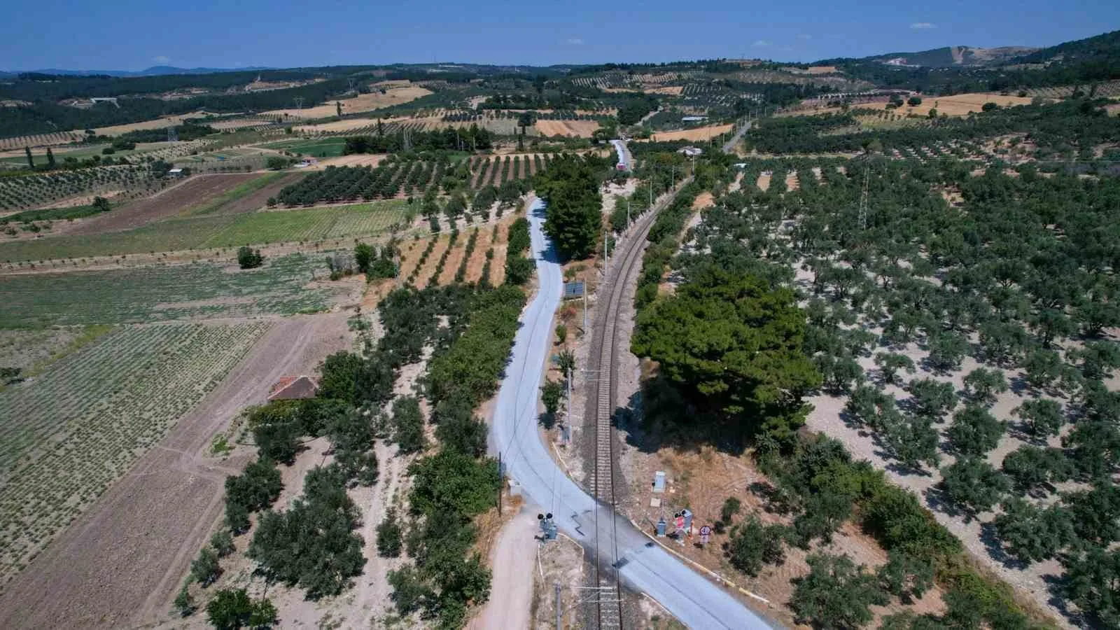 MANİSA BÜYÜKŞEHİR BELEDİYESİ, İL GENELİNDEKİ ASFALT ÇALIŞMALARINI ARALIKSIZ SÜRDÜRÜYOR. SOMA İLÇESİNDE YÜRÜTÜLEN ÇALIŞMALAR KAPSAMINDA, 8 KİLOMETRELİK YOLUN İKİNCİ KAT SATHİ KAPLAMA ÇALIŞMASI DEVAM EDİYOR.