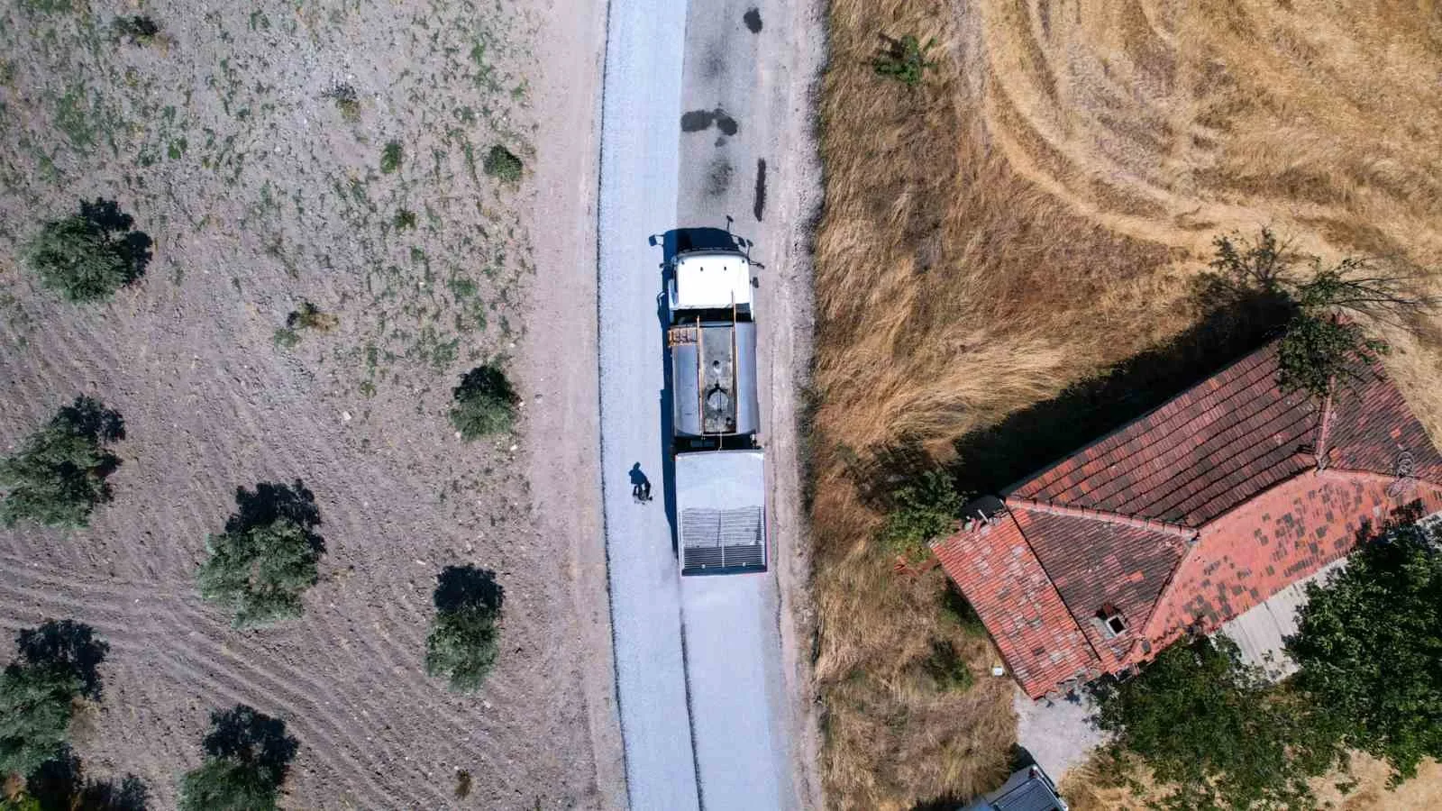 MANİSA BÜYÜKŞEHİR BELEDİYESİ, İL GENELİNDEKİ ASFALT ÇALIŞMALARINI ARALIKSIZ SÜRDÜRÜYOR. SOMA İLÇESİNDE YÜRÜTÜLEN ÇALIŞMALAR KAPSAMINDA, 8 KİLOMETRELİK YOLUN İKİNCİ KAT SATHİ KAPLAMA ÇALIŞMASI DEVAM EDİYOR.