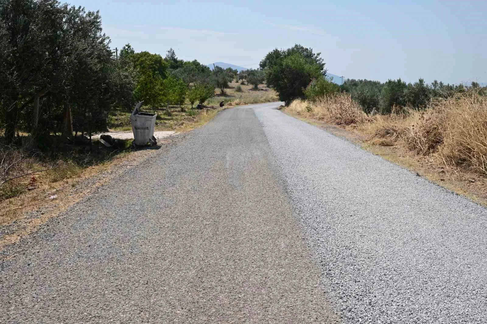 MANİSA BÜYÜKŞEHİR BELEDİYESİ, İL GENELİNDEKİ ASFALT ÇALIŞMALARINI ARALIKSIZ SÜRDÜRÜYOR. SOMA İLÇESİNDE YÜRÜTÜLEN ÇALIŞMALAR KAPSAMINDA, 8 KİLOMETRELİK YOLUN İKİNCİ KAT SATHİ KAPLAMA ÇALIŞMASI DEVAM EDİYOR.