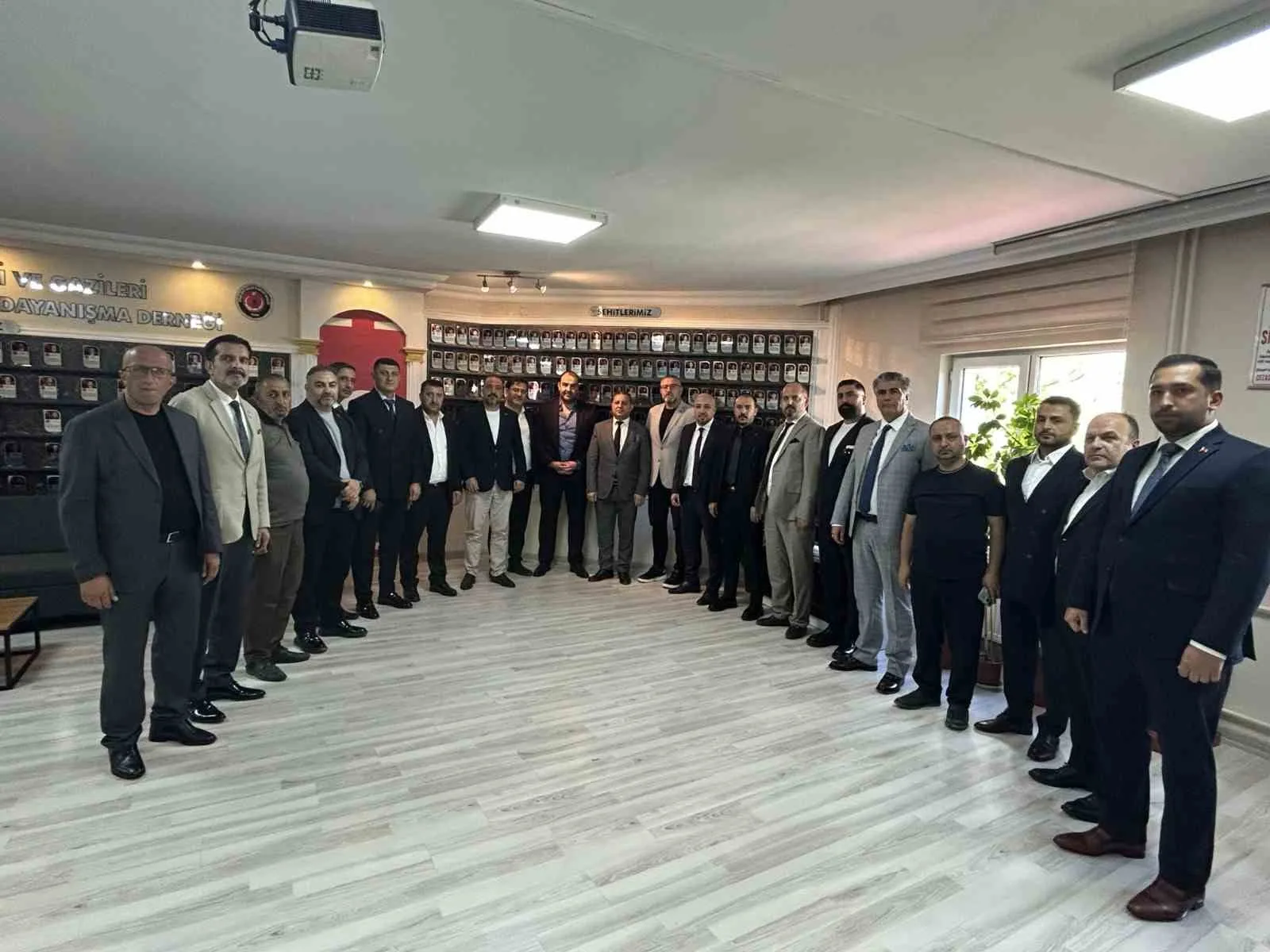 SİVAS TİCARET VE SANAYİ ODASI (STSO) BAŞKAN ADAYI MUSTAFA EKEN, STSO MECLİS ÜYESİ ADAYLARIYLA BİRLİKTE SİVAS ŞEHİT AİLELERİ VE GAZİLERİ SOSYAL YARDIMLAŞMA DERNEĞİ BAŞKANI FATİH DEVECİ’Yİ ZİYARET ETTİ.