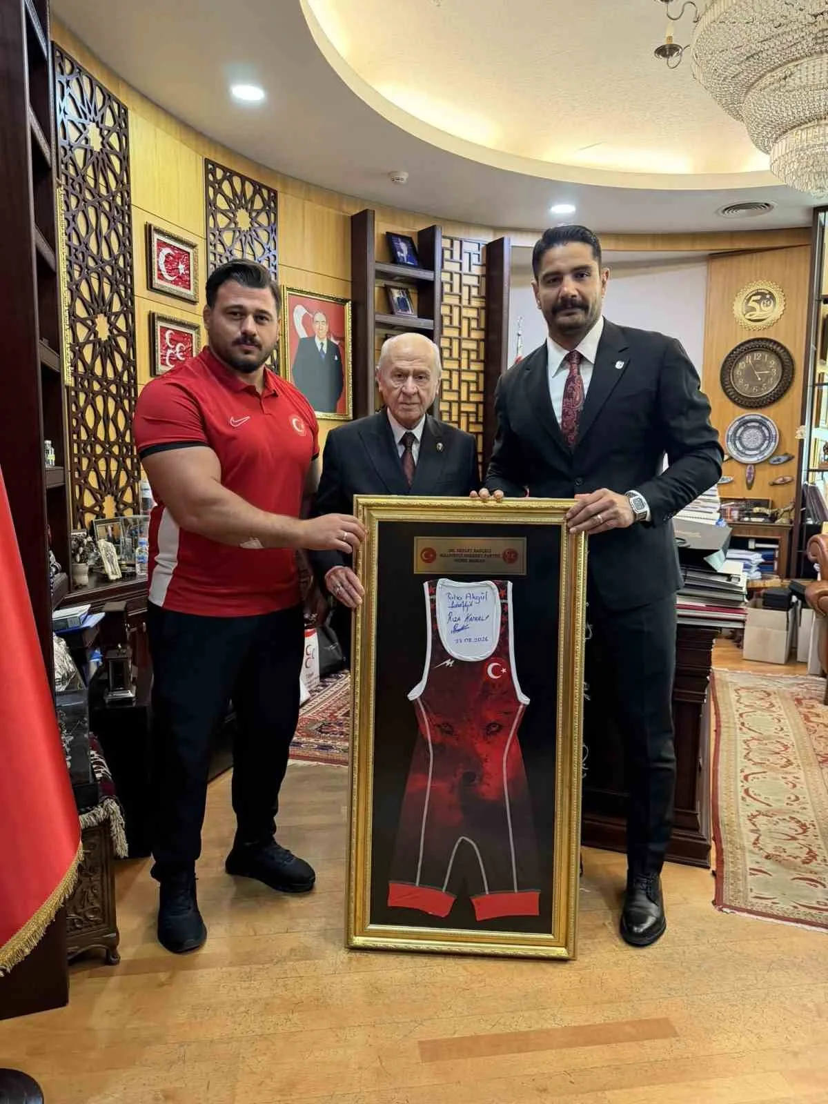 TÜRKİYE GÜREŞ FEDERASYONU BAŞKANI TAHA AKGÜL VE RIZA KAYAALP, MİLLİYETÇİ HAREKET PARTİSİ GENEL BAŞKANI DEVLET BAHÇELİ’Yİ ZİYARET ETTİ.