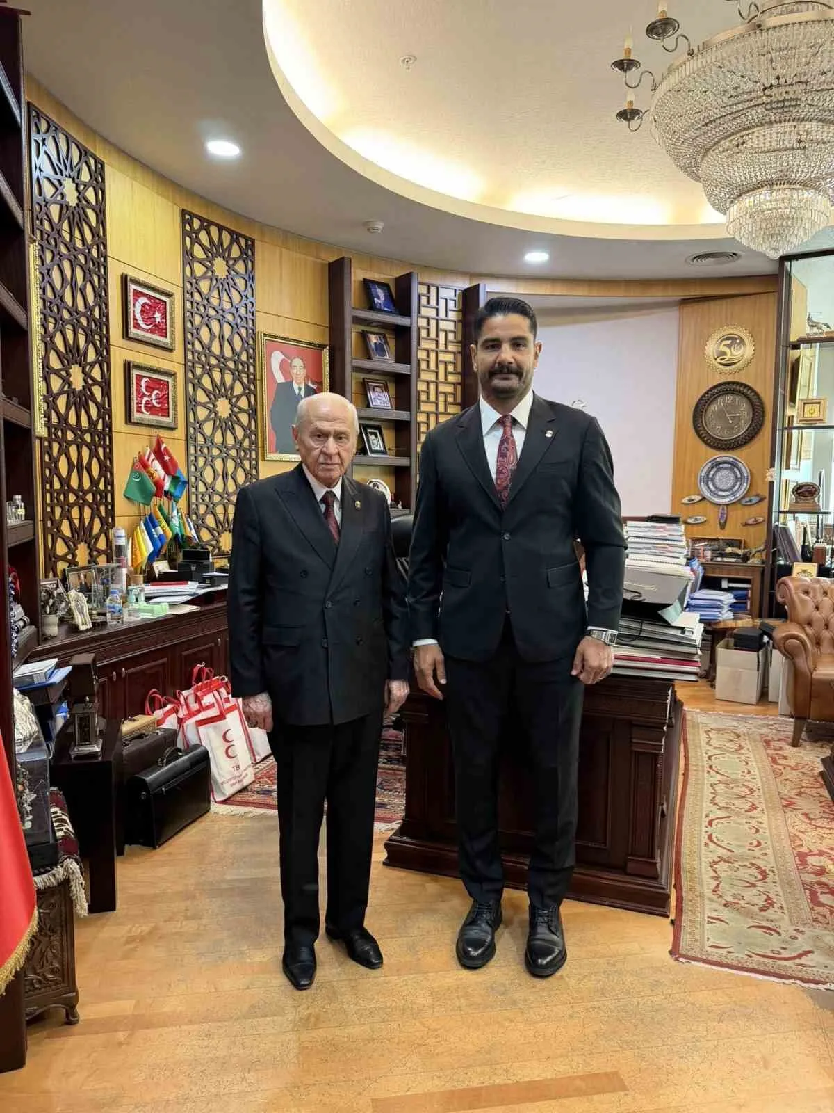 TÜRKİYE GÜREŞ FEDERASYONU BAŞKANI TAHA AKGÜL VE RIZA KAYAALP, MİLLİYETÇİ HAREKET PARTİSİ GENEL BAŞKANI DEVLET BAHÇELİ’Yİ ZİYARET ETTİ.