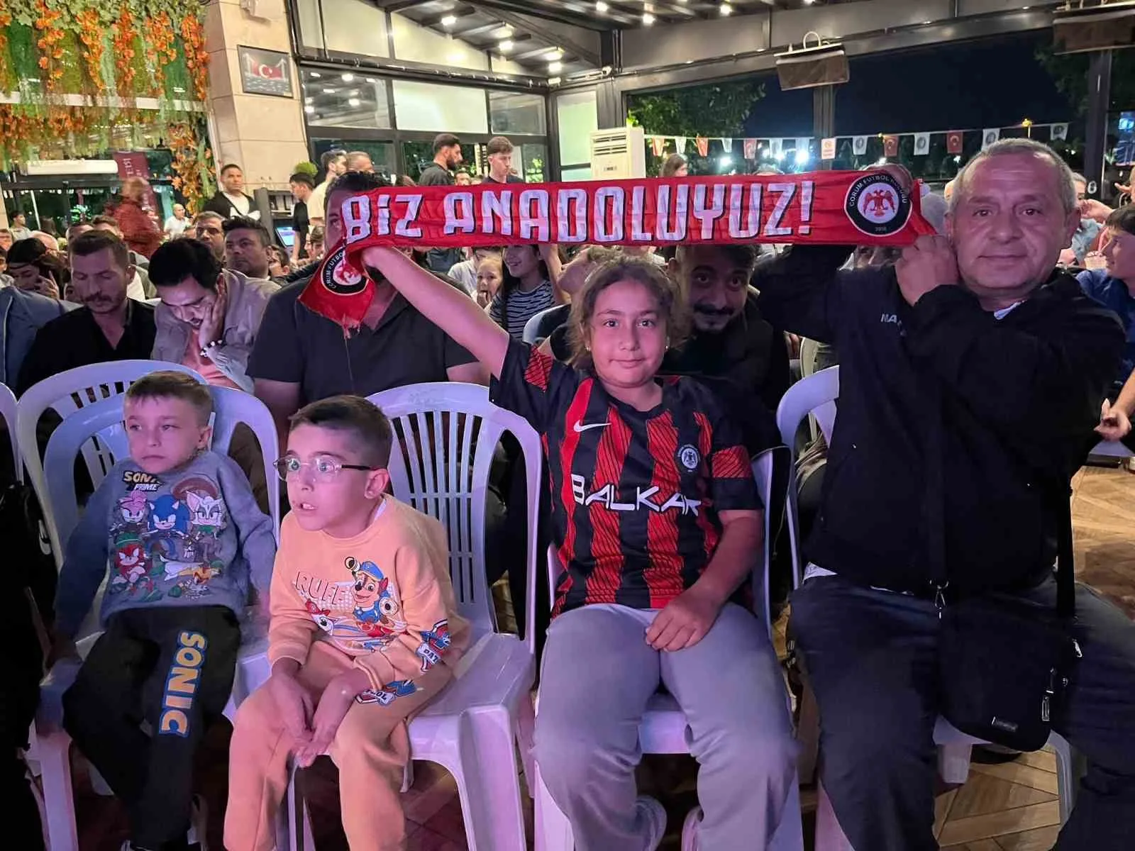 TARİHİNDE İLK KEZ TRENDYOL SÜPER LİG’E YÜKSELEN ÇORUM FK'NİN TARAFTARLARI, TAKIMLARININ GALATASARAY İLE KARŞILAŞTIĞI MAÇI BİR ARADA İZLEDİ.