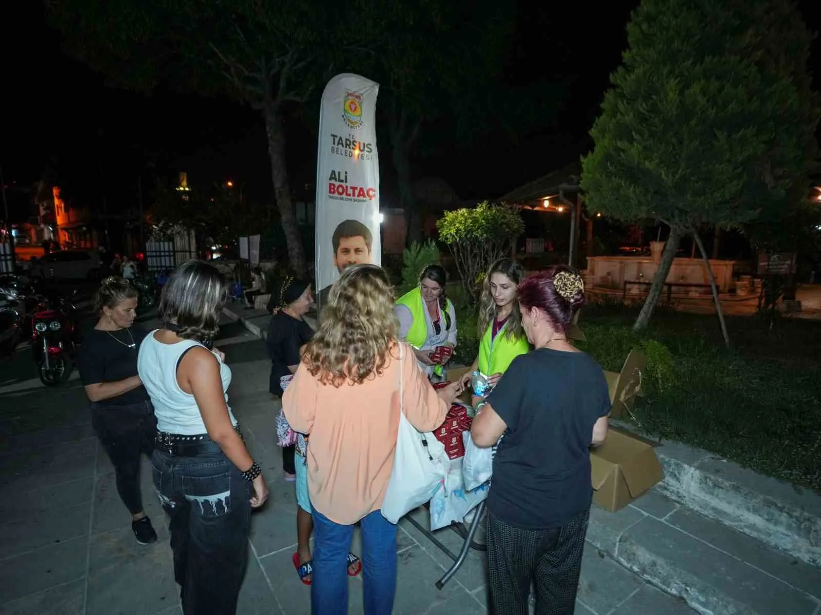 MERSİN’İN TARSUS İLÇESİNDE MEVLİD KANDİLİ DOLAYISIYLA 16 CAMİ VE ÇEVRESİNDE VATANDAŞLARA KANDİL SİMİDİ İKRAM EDİLDİ.