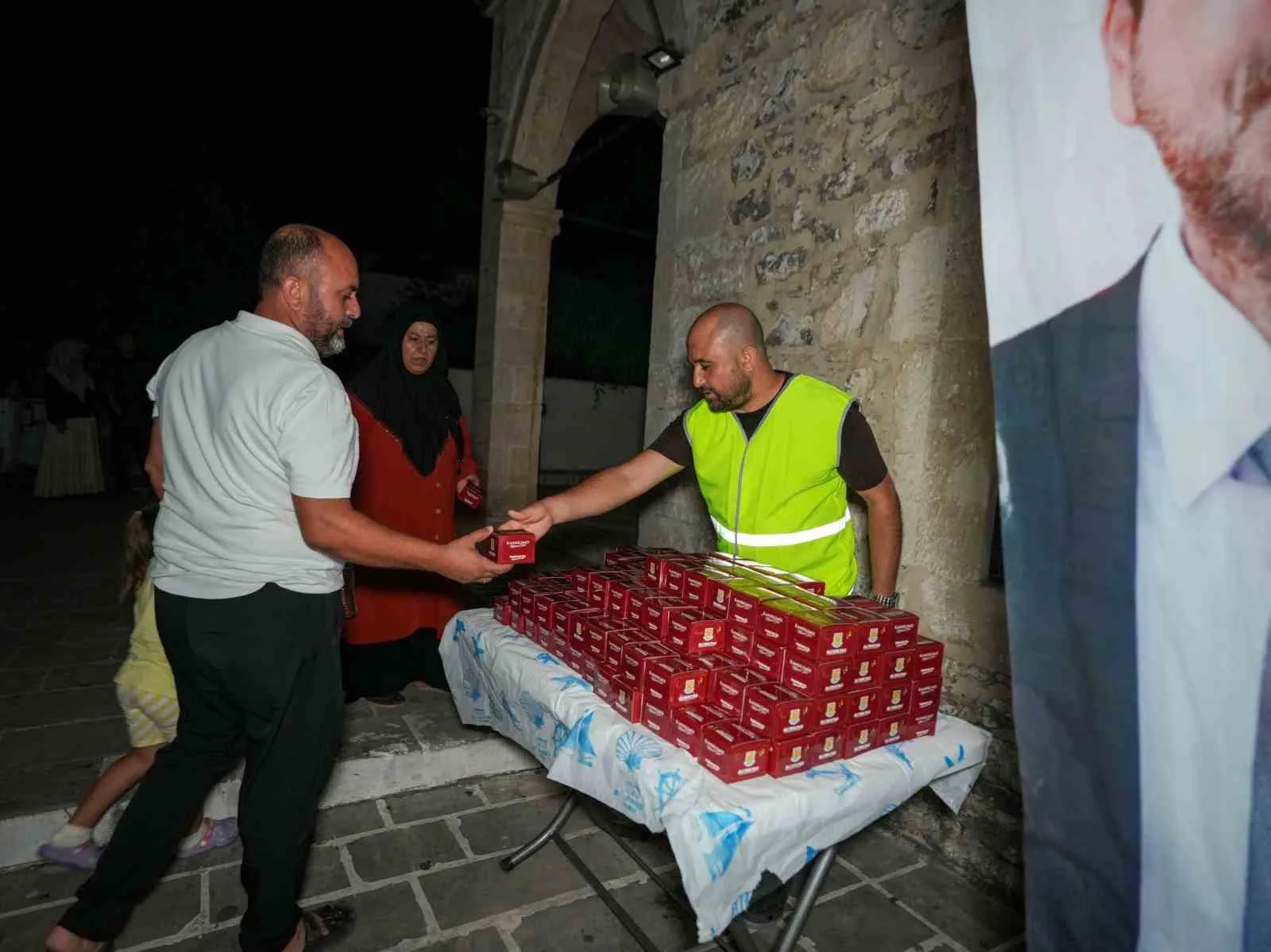 MERSİN’İN TARSUS İLÇESİNDE MEVLİD KANDİLİ DOLAYISIYLA 16 CAMİ VE ÇEVRESİNDE VATANDAŞLARA KANDİL SİMİDİ İKRAM EDİLDİ.