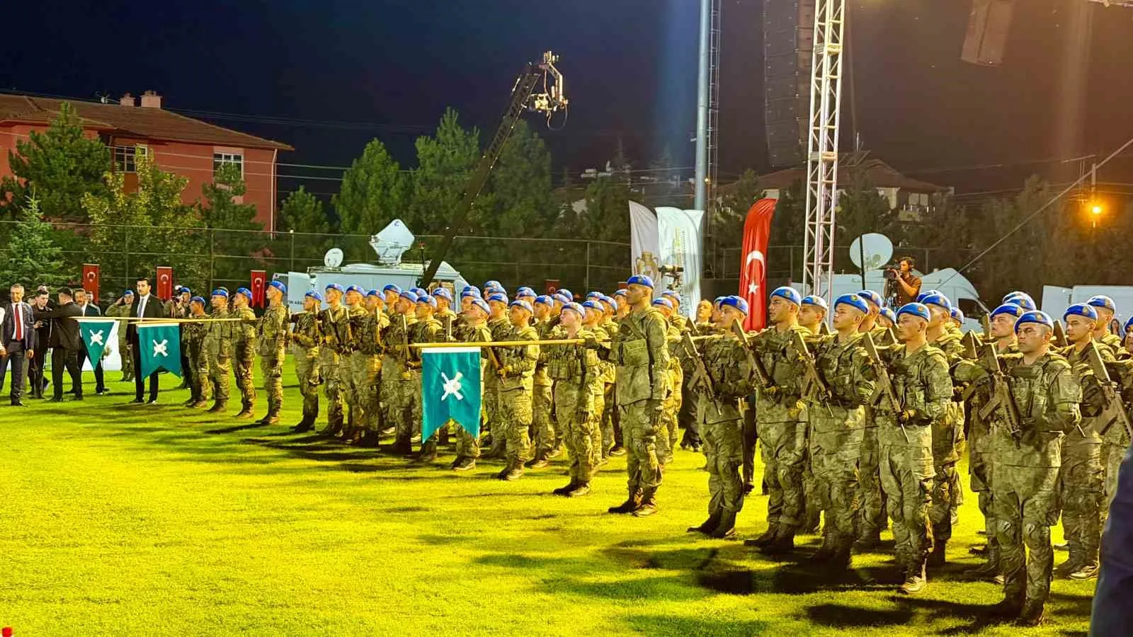 TBMM BAŞKANI PROF. DR. NUMAN KURTULMUŞ, TÜRKİYE CUMHURİYETİ'NİN BİRİNCİ ASRININ İLK 50 YILININ TERÖRE HEBA EDİLDİĞİNİ KAYDEDEREK, "BİNLERCE CANIMIZ ŞEHİT OLMUŞ, BİNLERCE İNSANIMIZ ÖLMÜŞ. 2,3 TRİLYON DOLAR BÜYÜK BİR KAYBA UĞRAMIŞSAK ARTIK ÖNÜMÜZDE YENİ BİR KAPI AÇILMIŞ, YENİ BİR YOLUN BAŞLANGICINDAYIZ. BU YOL KARDEŞLİK YOLUDUR. BU YOL BİRLİK VE BERABERLİK YOLUDUR" DEDİ.