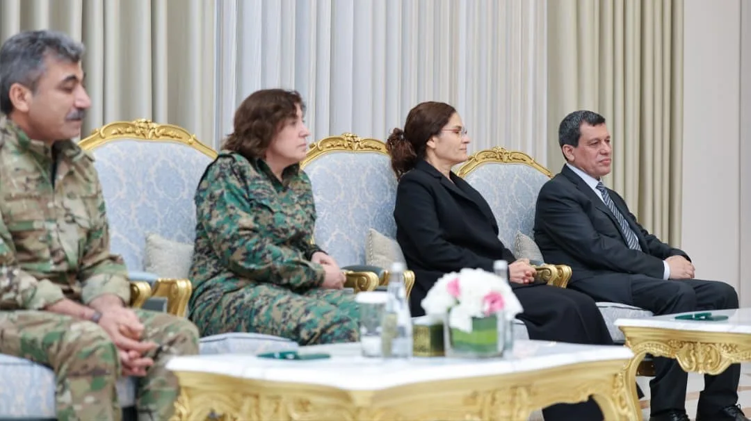 SDG ELEBAŞI MAZLUM ABDİ, BAŞKENT ŞAM’DAKİ HALK SARAYI’NDA SURİYE DIŞİŞLERİ BAKANI ESAD HASAN ŞEYBANİ İLE ORTAK BASIN TOPLANTISI DÜZENLEDİ.