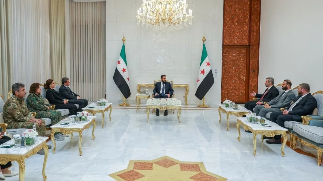 SDG ELEBAŞI MAZLUM ABDİ, BAŞKENT ŞAM’DAKİ HALK SARAYI’NDA SURİYE DIŞİŞLERİ BAKANI ESAD HASAN ŞEYBANİ İLE ORTAK BASIN TOPLANTISI DÜZENLEDİ.
