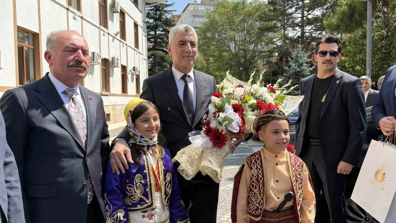 BAKAN BOLAT, ÇORUM'DA PROTOKOL ÜYELERİ TARAFINDAN KARŞILANDI.