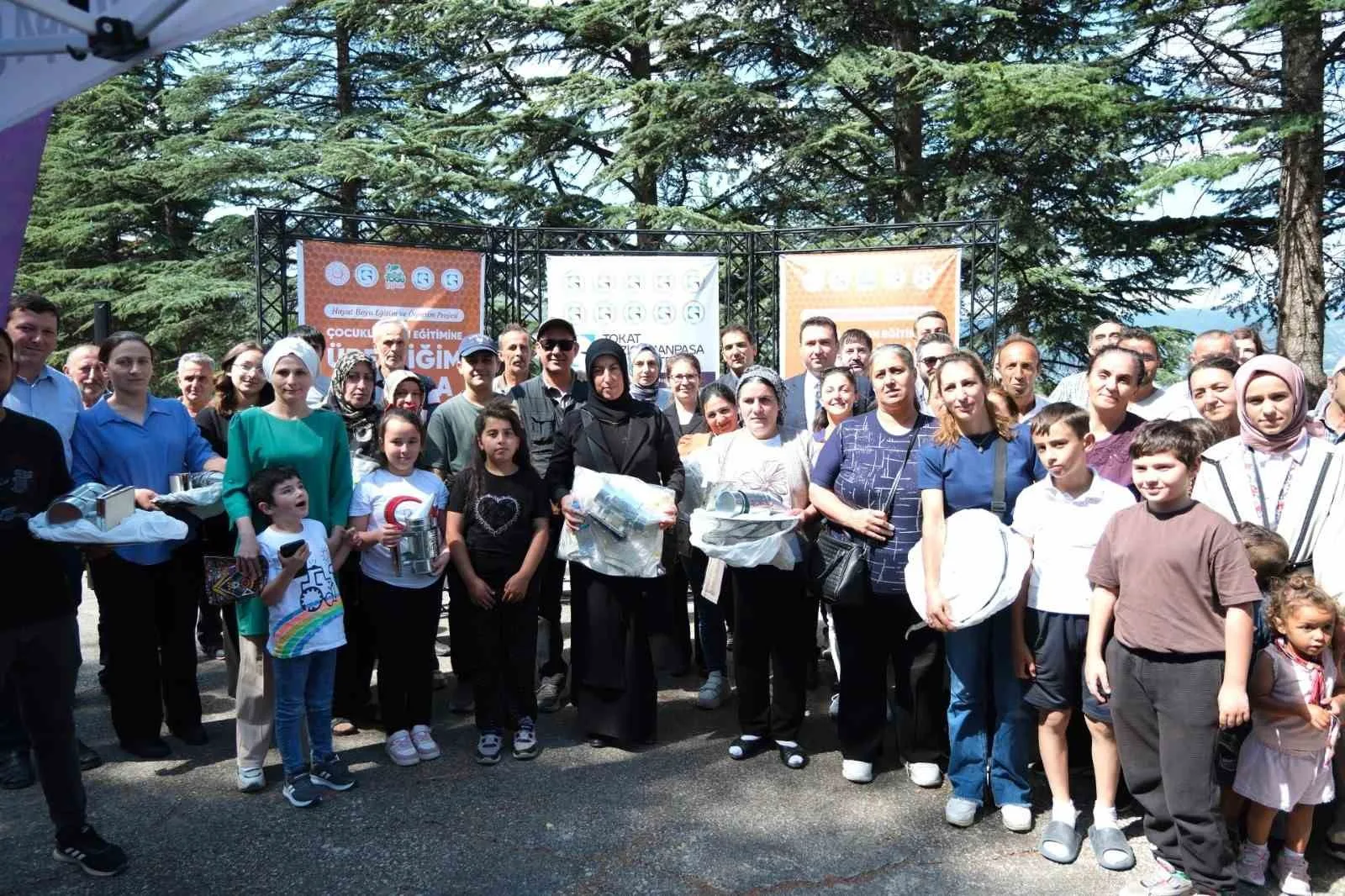 TOKAT GAZİOSMANPAŞA ÜNİVERSİTESİ’NİN HAYATA GEÇİRDİĞİ PROJE KAPSAMINDA ALMUS’TA 25 KADIN ÇİFTÇİYE 10’AR CANLI ARILI KOVAN VE ARICILIK MALZEMESİ DESTEĞİ SAĞLANDI. BAL ÜRETİMİNDEN ELDE EDİLECEK GELİRLE ÇOCUKLARIN EĞİTİMİNE VE AİLE EKONOMİSİNE KATKI SUNULMASI HEDEFLENİYOR.
