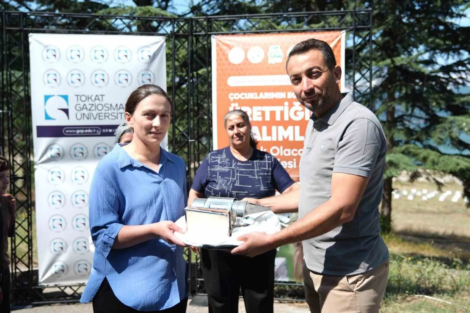 TOKAT GAZİOSMANPAŞA ÜNİVERSİTESİ’NİN HAYATA GEÇİRDİĞİ PROJE KAPSAMINDA ALMUS’TA 25 KADIN ÇİFTÇİYE 10’AR CANLI ARILI KOVAN VE ARICILIK MALZEMESİ DESTEĞİ SAĞLANDI. BAL ÜRETİMİNDEN ELDE EDİLECEK GELİRLE ÇOCUKLARIN EĞİTİMİNE VE AİLE EKONOMİSİNE KATKI SUNULMASI HEDEFLENİYOR.