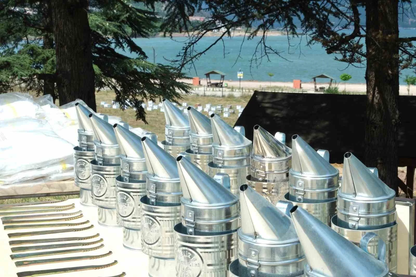 TOKAT GAZİOSMANPAŞA ÜNİVERSİTESİ’NİN HAYATA GEÇİRDİĞİ PROJE KAPSAMINDA ALMUS’TA 25 KADIN ÇİFTÇİYE 10’AR CANLI ARILI KOVAN VE ARICILIK MALZEMESİ DESTEĞİ SAĞLANDI. BAL ÜRETİMİNDEN ELDE EDİLECEK GELİRLE ÇOCUKLARIN EĞİTİMİNE VE AİLE EKONOMİSİNE KATKI SUNULMASI HEDEFLENİYOR.