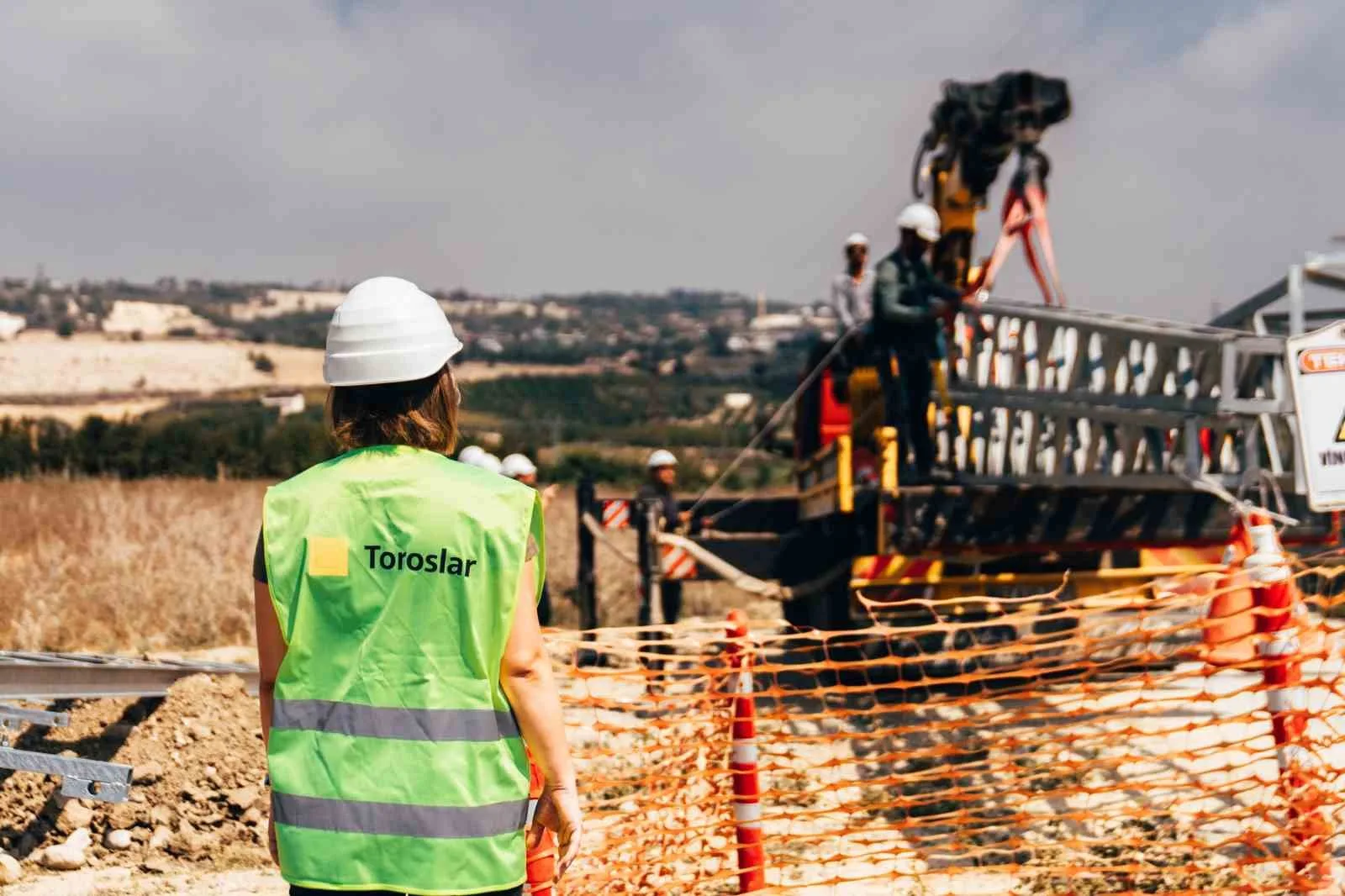 SEKTÖRE ÖNCÜ TEKNOLOJİLERİ VE İNSAN ODAKLI ÇALIŞMA ANLAYIŞIYLA HAREKET EDEN TOROSLAR EDAŞ, TÜRKİYE'NİN EN BÜYÜK SANAYİ ŞEHİRLERİNDEN BİRİ OLAN GAZİANTEP'İN ARTAN ENERJİ İHTİYACINI KARŞILAMAK İÇİN FAALİYETLERİNİ SÜRDÜRÜYOR.