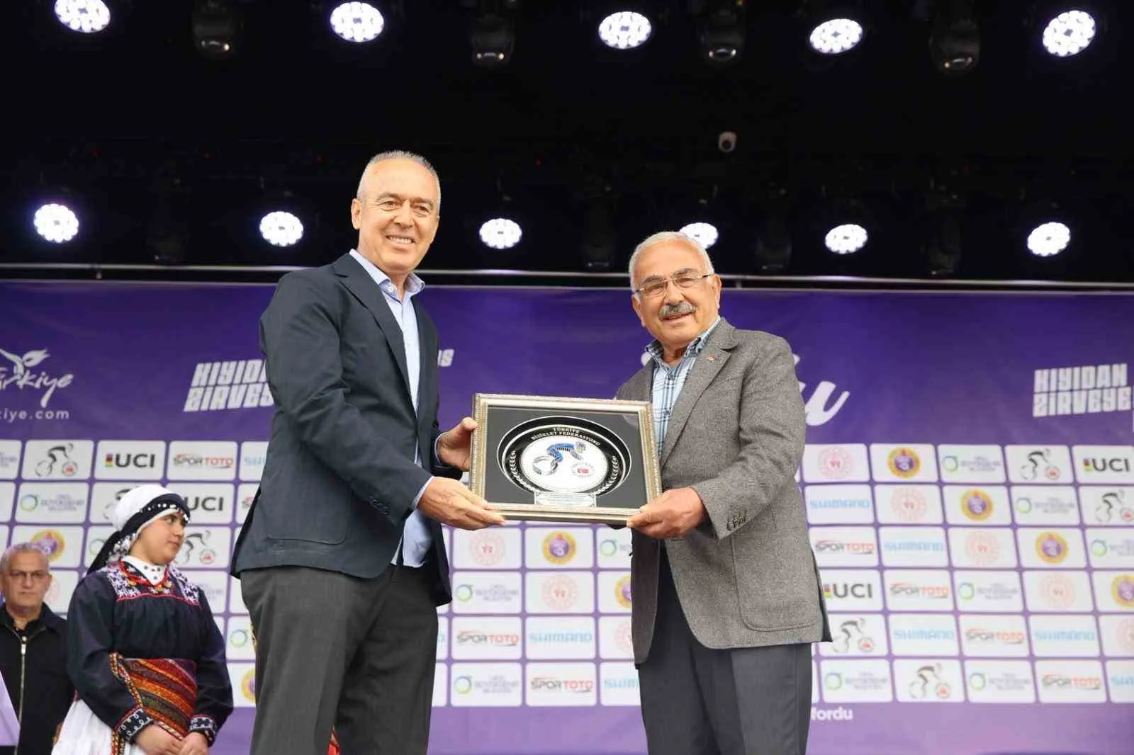 TÜRKİYE BİSİKLET FEDERASYONU BAŞKANI EMİN MÜFTÜOĞLU (SOLDA), BÜYÜKŞEHİR BELEDİYE BAŞKANI DR. MEHMET HİLMİ GÜLER'E (SAĞDA) PLAKET VERDİ
